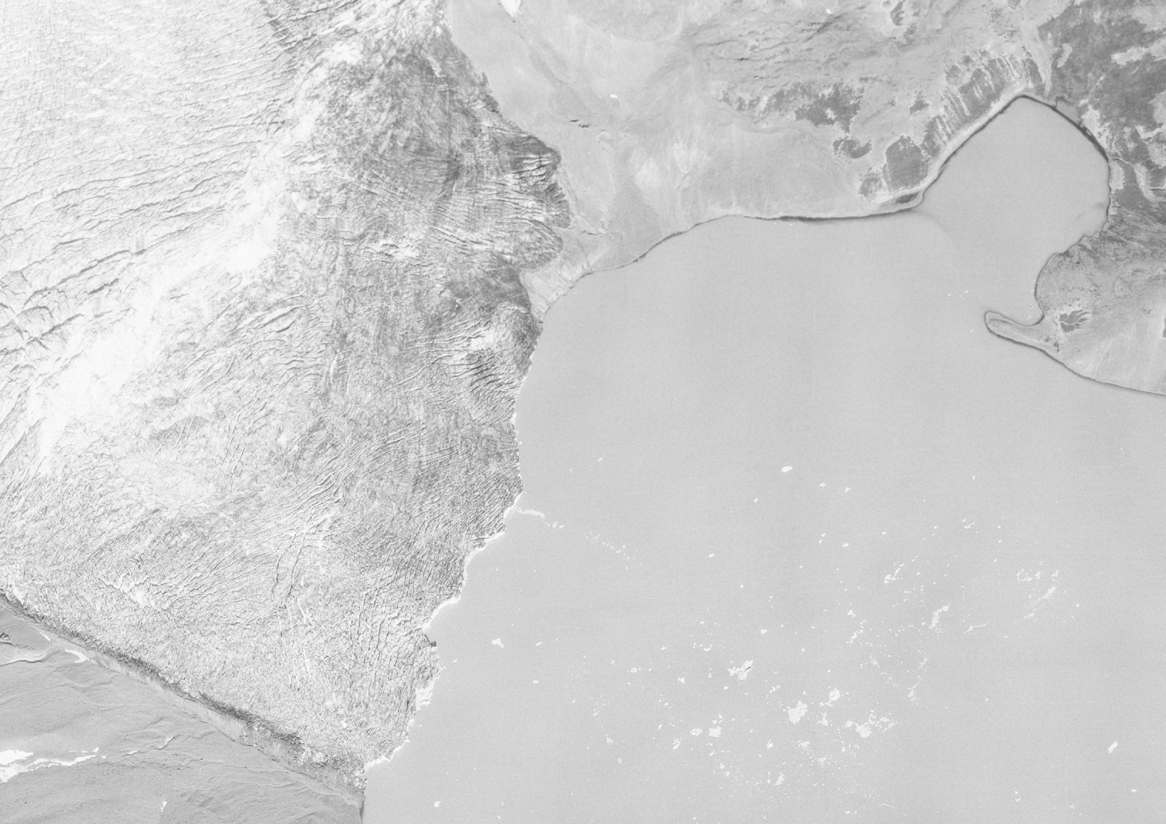 De Norðurjökull komt in 1987 uit in het Hvítárvatn (links), in 2022 niet. Rechtsboven de baai Karlsdráttur.