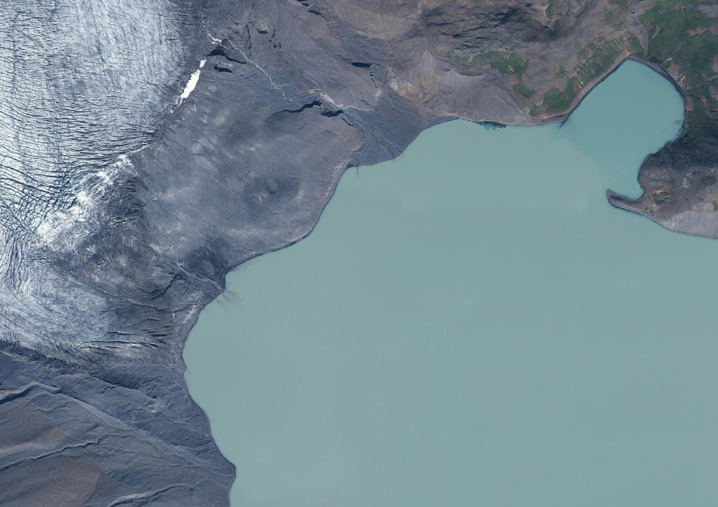 De Norðurjökull komt in 1987 uit in het Hvítárvatn (links), in 2022 niet. Rechtsboven de baai Karlsdráttur.