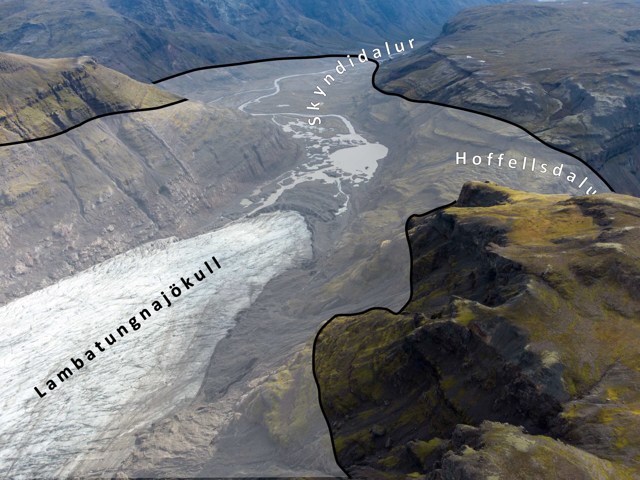 Luchtopname van de Lambatungnajökull in augustus 2023 met geprojecteerde gletsjeromvang rond 1850.