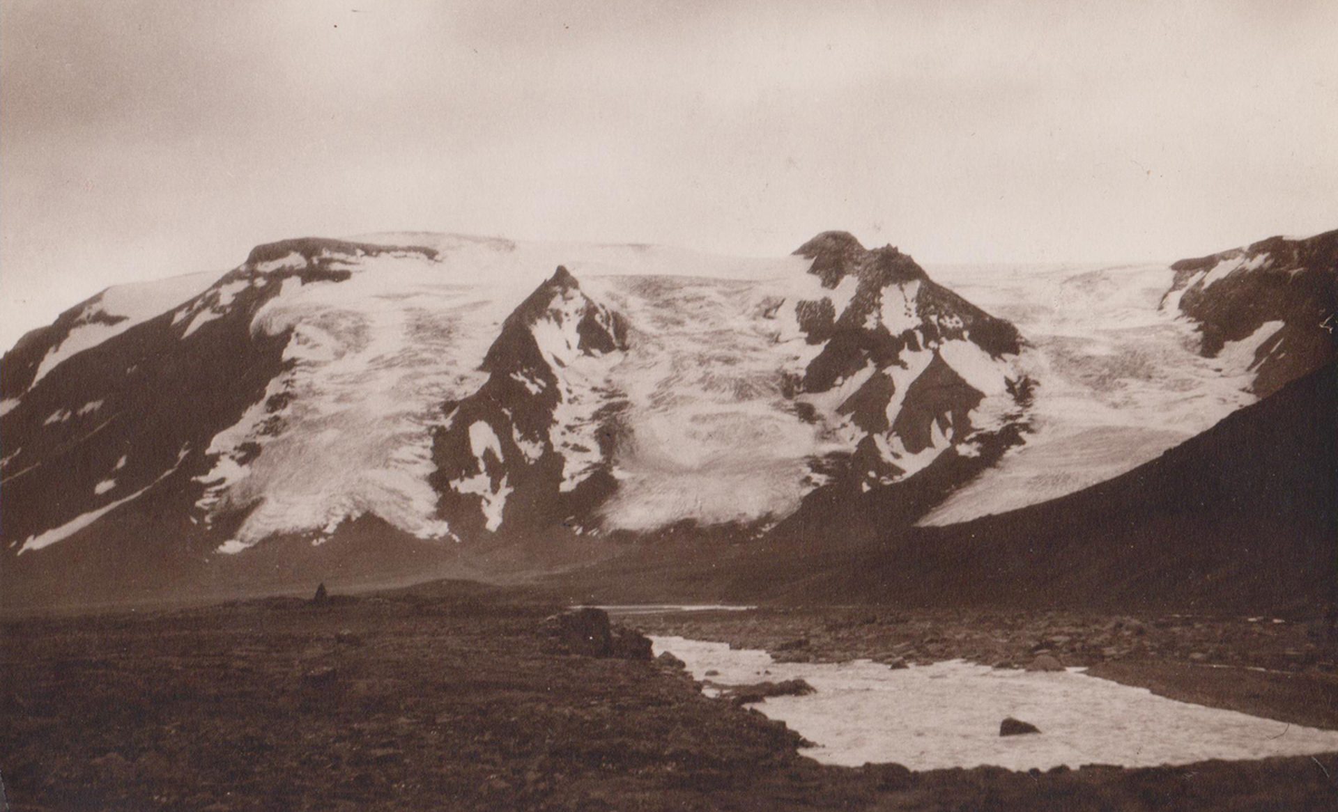 De Regnbúðajökull in 1938 (links) en 2023. Fotograaf 1938: Hákon Bjarnason, öklarannsóknafélag Íslands.