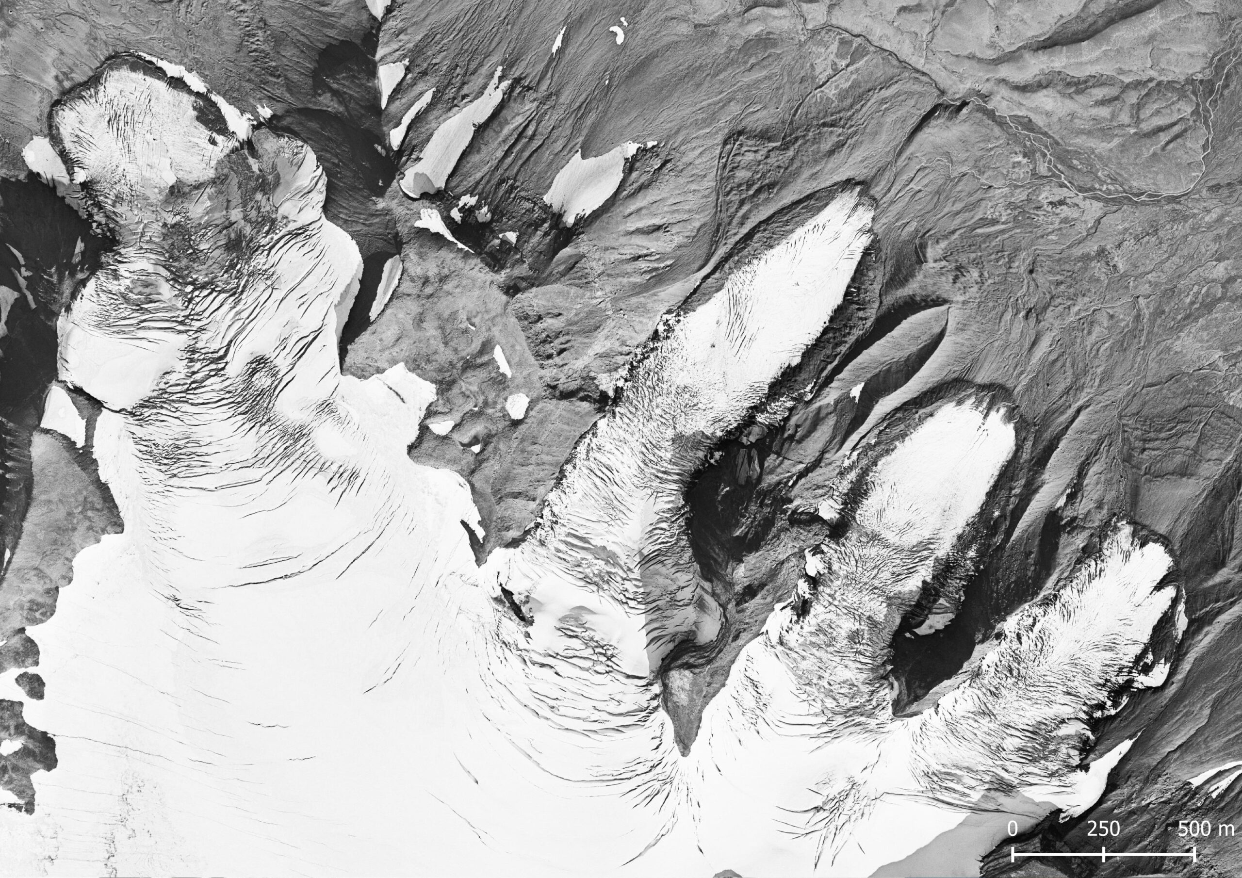 Regnbúðajökull in 1995 (links) en 2022. Bron: Landmælingar Íslands (1995) en ESRI satellite.