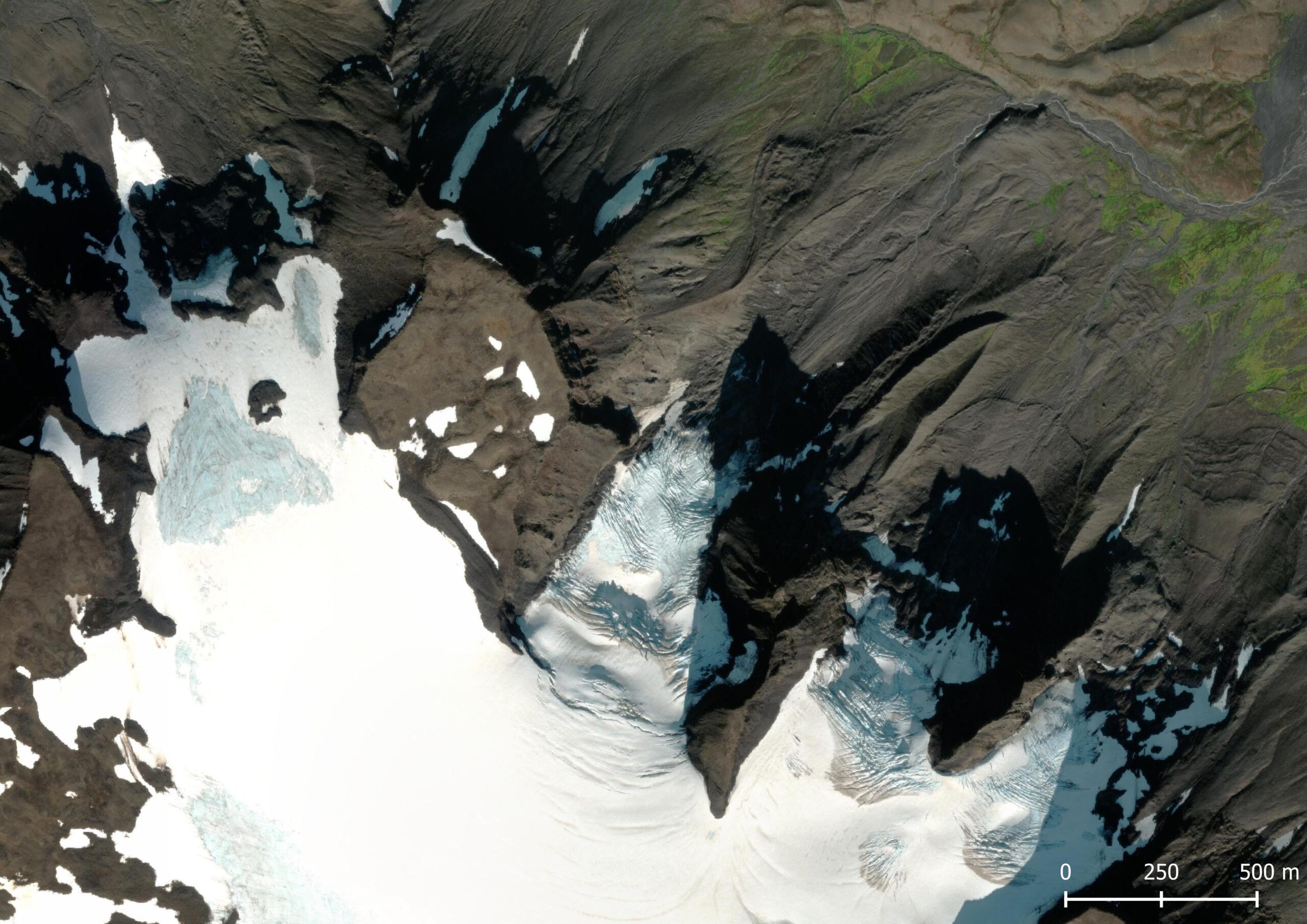 Regnbúðajökull in 1995 (links) en 2022. Bron: Landmælingar Íslands (1995) en ESRI satellite.