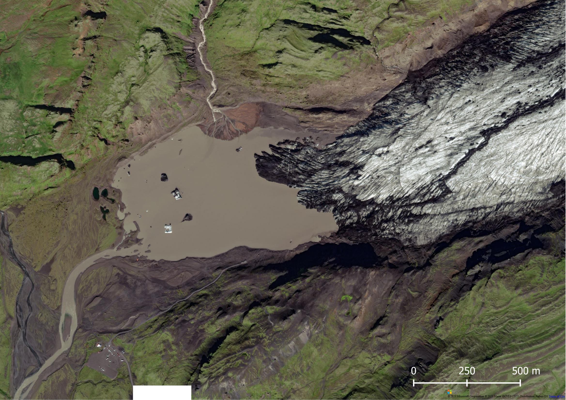 Sólheimajökull in 1990 (links) en 2021. Bron: lmi.is/loftmyndasafn en Bing Aerial.