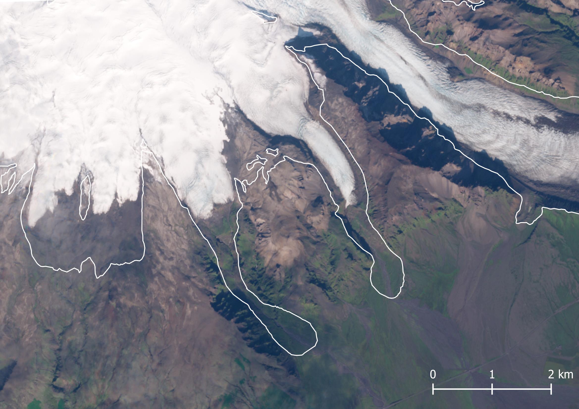 Satellietbeeld uit september 2023 van de Hólárjökull (rechts van het midden) en naburige gletsjers. De witte lijn markeert hun maximale omvang in de negentiende eeuw.
