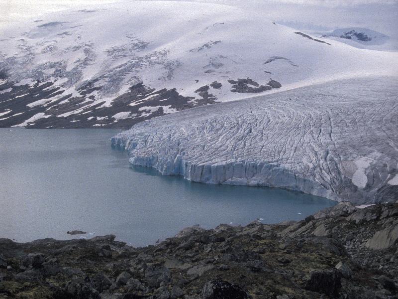 Austdalsbreen in 1992, een paar jaar na verhoging van de waterstand. Fotograaf: Bjarne Kjøllmoen, NVE Glacier Periodic Photo.