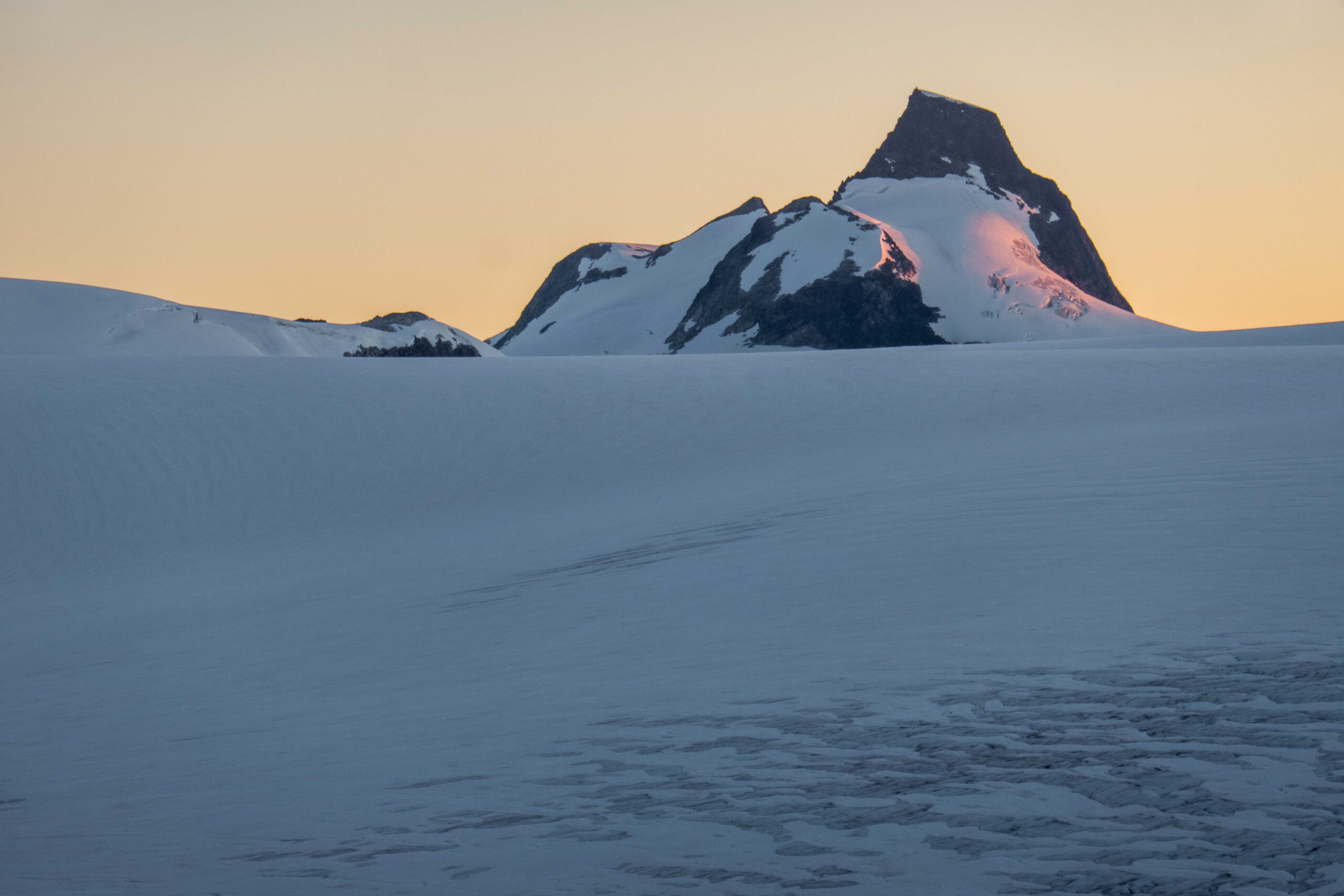 De Lodalskåpa, met 2083 m de hoogste berg van de Jostedalsbreen.