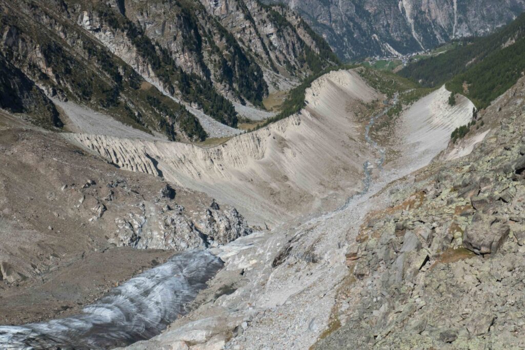 De Riedgletscher met ogieven en de oude zijmorenes, september 2020.