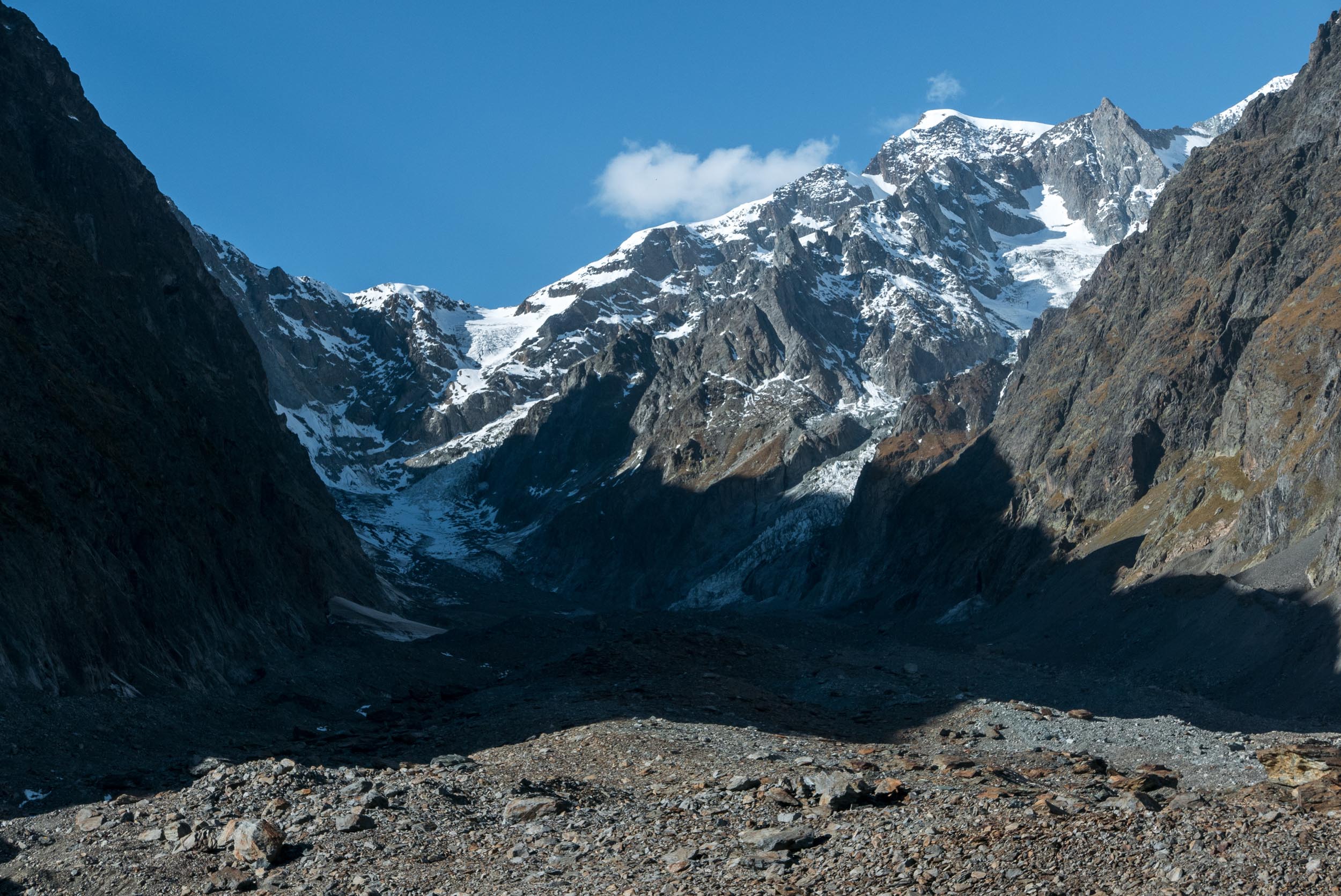 Steile bergen rondom de Glacier du Miage, oktober 2022.