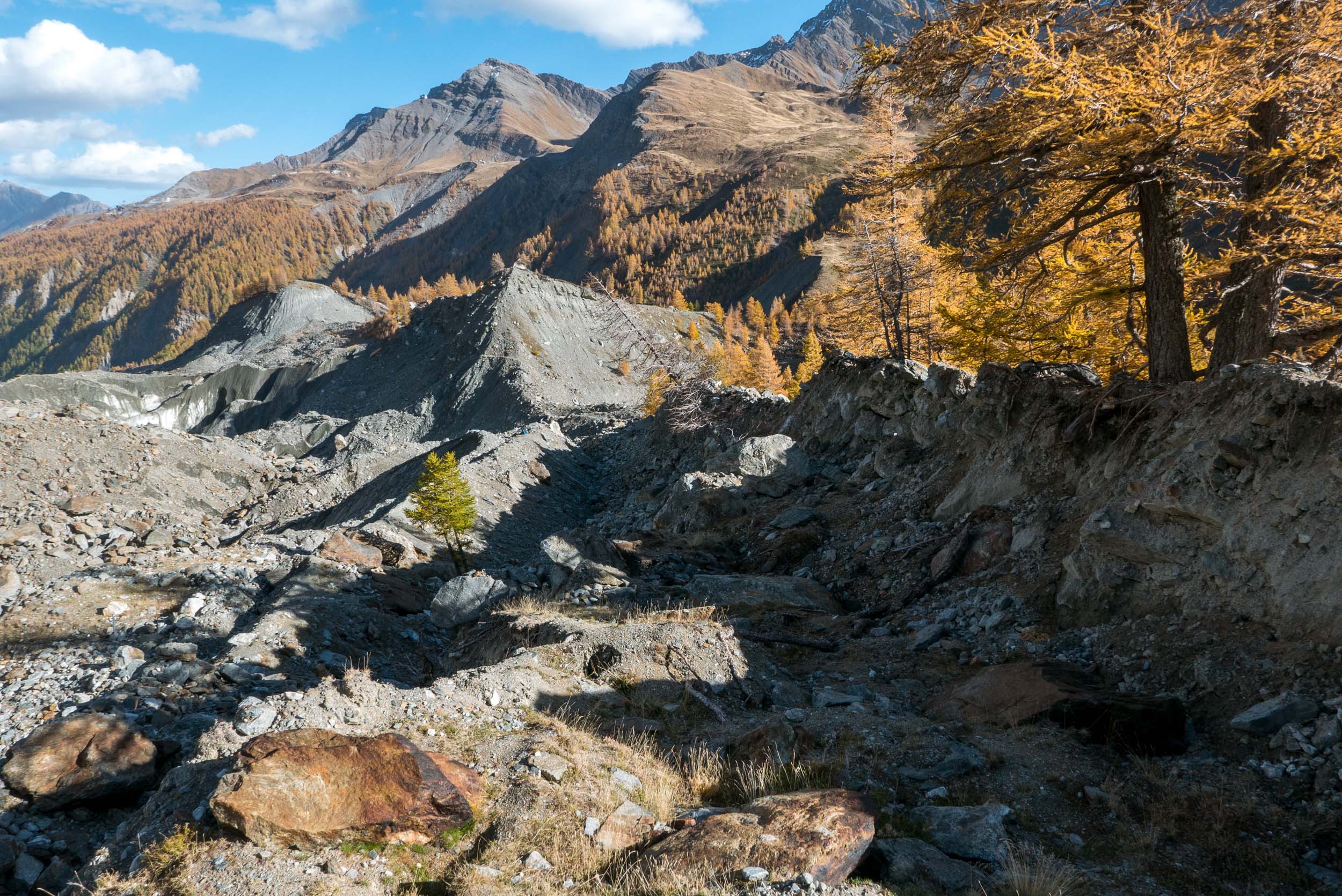 Glacier du Miage (links) met zijmorene (rechts), oktober 2022.