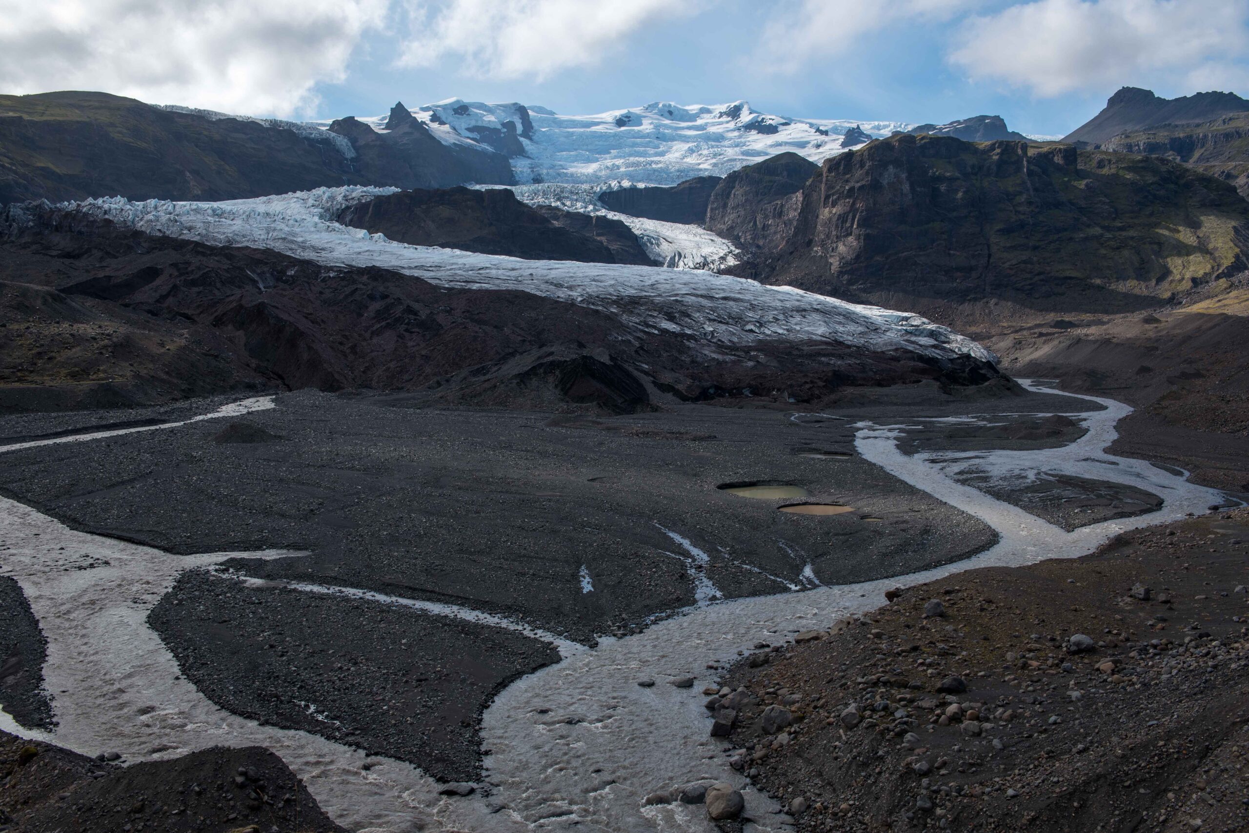 In het voorland van de Hrútárjökull ligt onder het grint ligt nog ijs dat aan het smelten is.