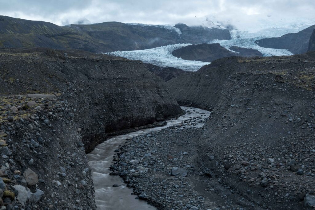 Smeltwater van de Hrútárjökull is diep ingesneden in de Fitjaöldur.