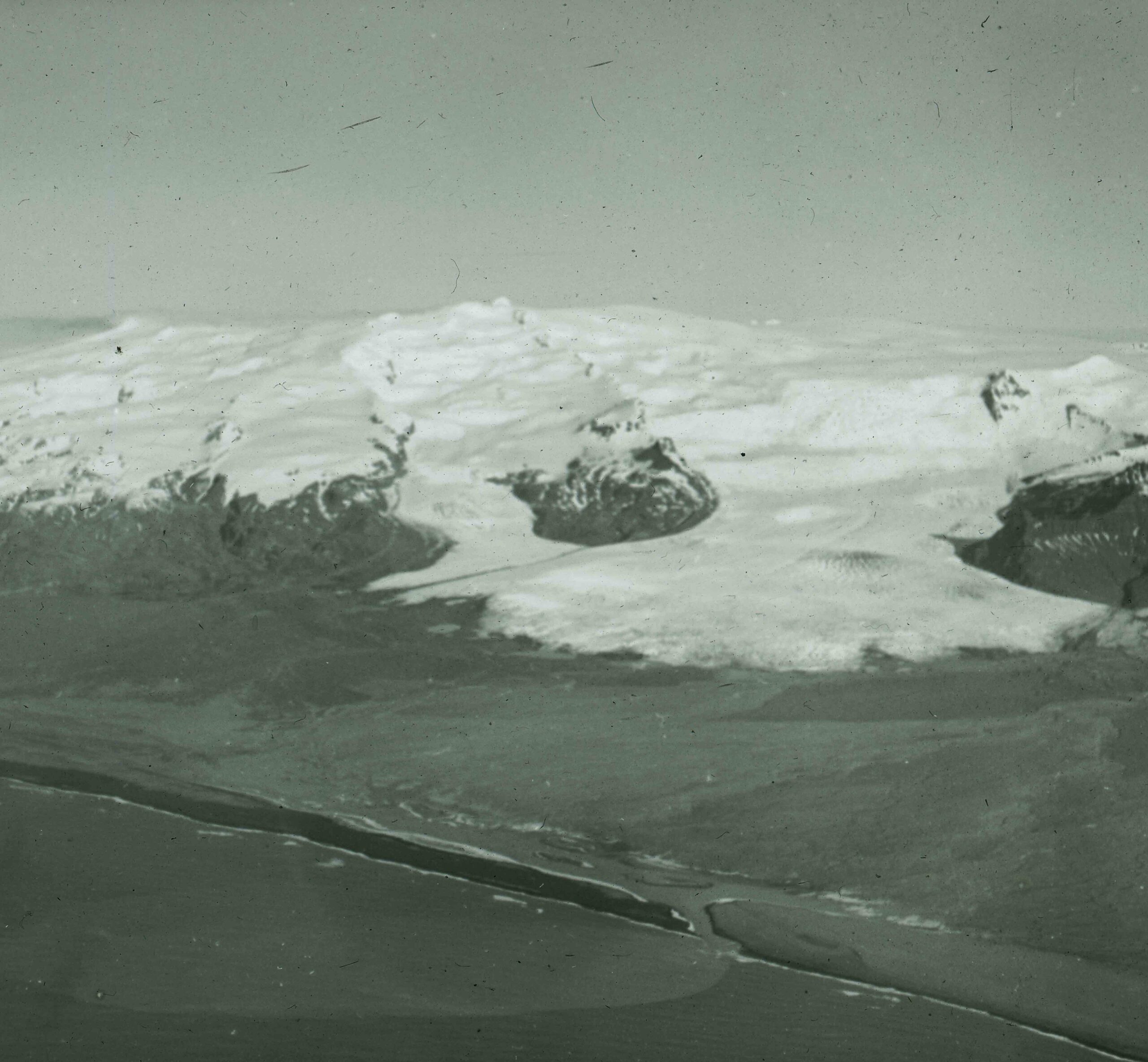 De Hrútárjökull (midden) in ca. 1930. De gletsjer voegde zich vroeger bij de Fallsjökull (rechts). Bron: Nationaal Museum Denemarken, foto ES-212364.