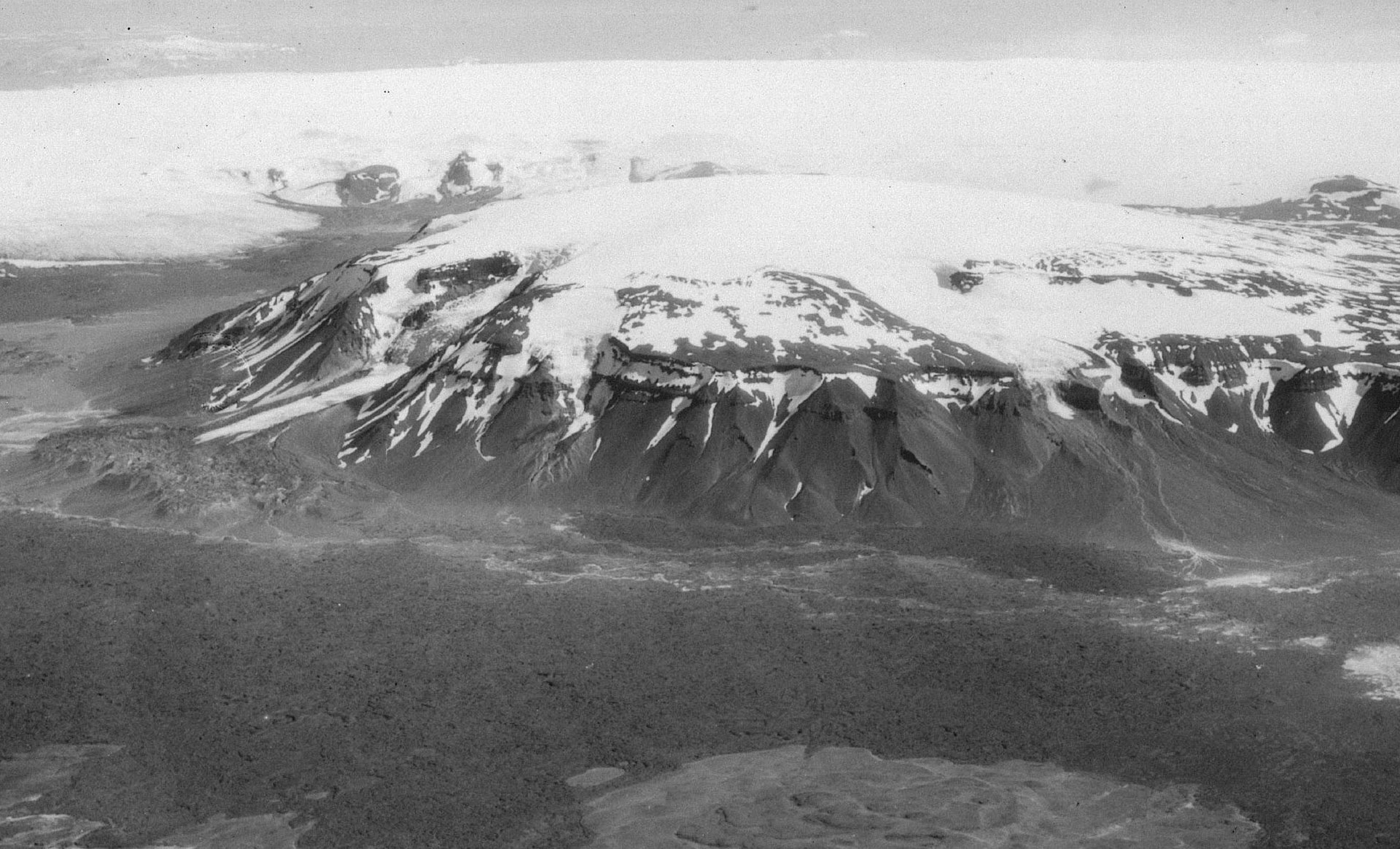 Eíriksjökull vanuit het noordwesten, circa 1930-1940. Brækur (rechts) valt net over de rand heen. Bron: The Royal Photographic Collection, H. M. The Queen’s Reference Library, ID F9-0601.