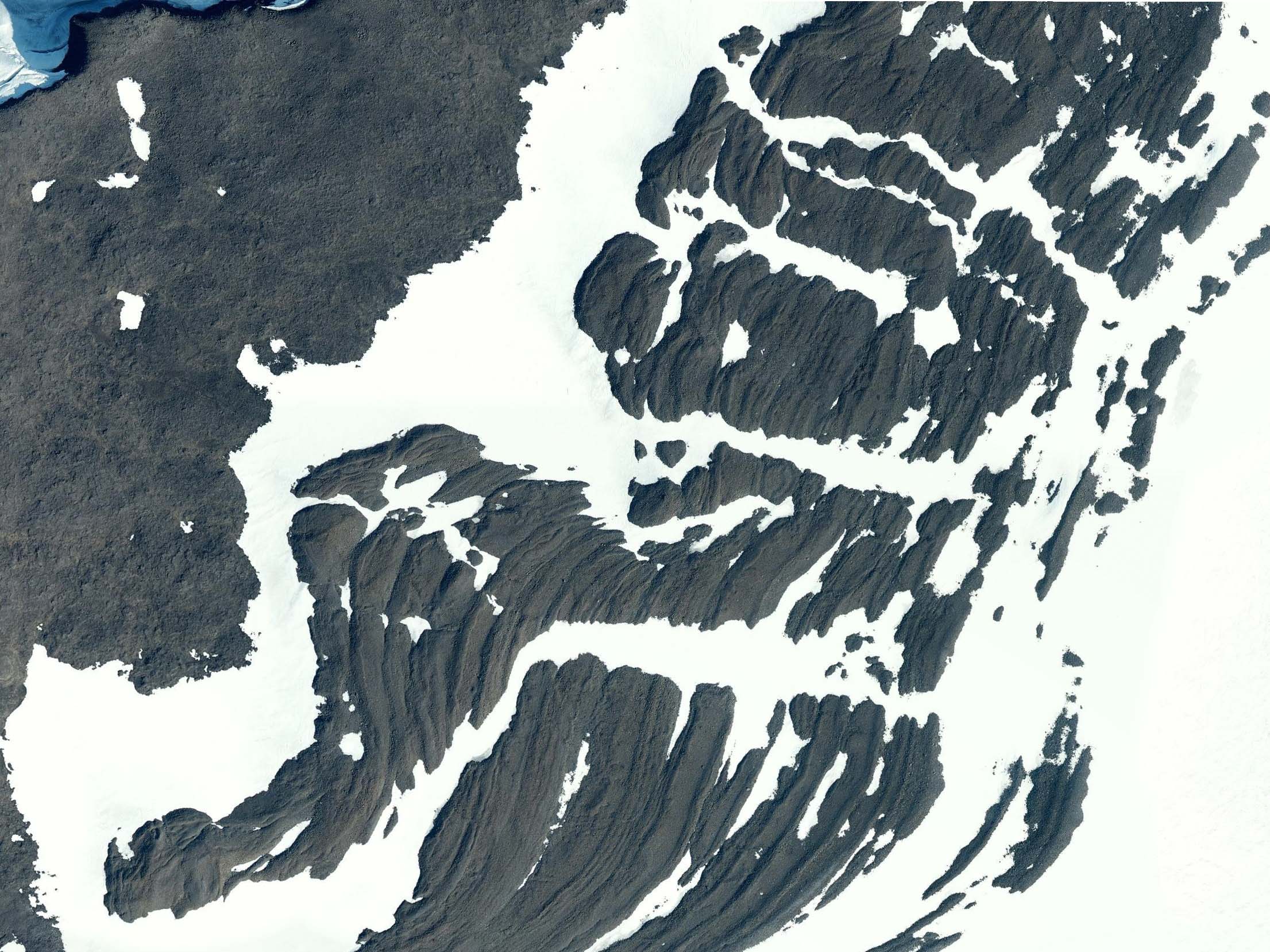 Luchtfoto uit 2017 van de gecontroleerde morenes, die als parallelle ruggen langs de ijskap liggen.