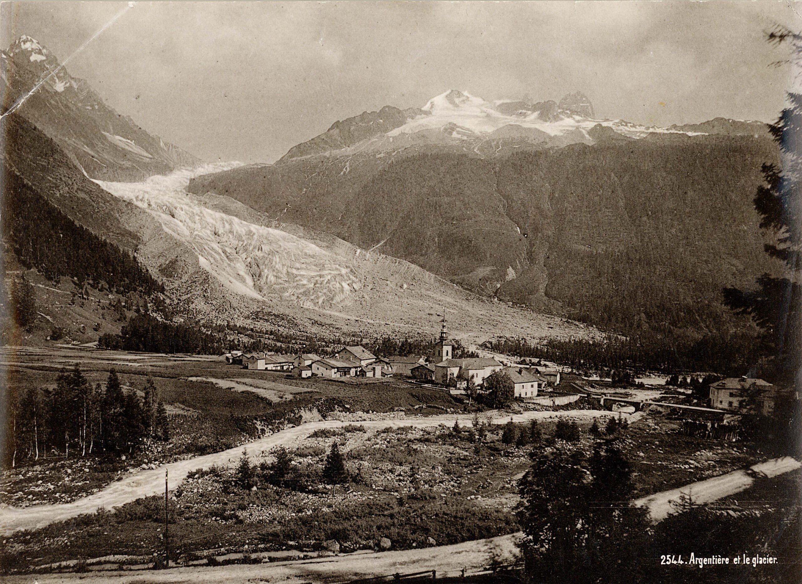 Het dorp Argentière met de gletsjer op de achtergrond, circa 1898. De gletsjer is al korter geworden. Bron: beeldbank ETH Zürich, foto Hs_1458-GK-BF01-1898.