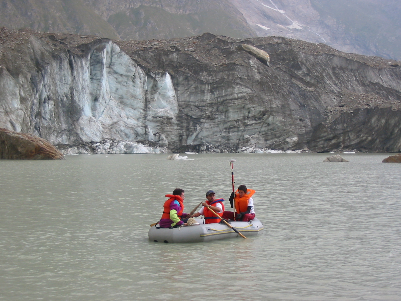 Onderzoek aan het meer langs de rand van de Glacier du Miage in 2003. Fotograaf: Lindsey Nicholson via Flickr.