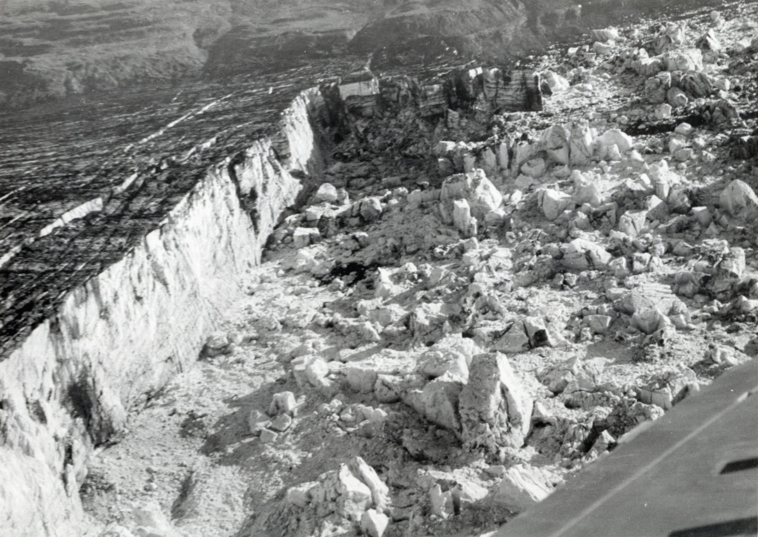 IJsdam langs het Grænalón met ijsbergen op de bodem, circa 1940-1955. Fotograaf: Sigurdur Thorarinsson, Jöklarannsóknafélag Íslands.