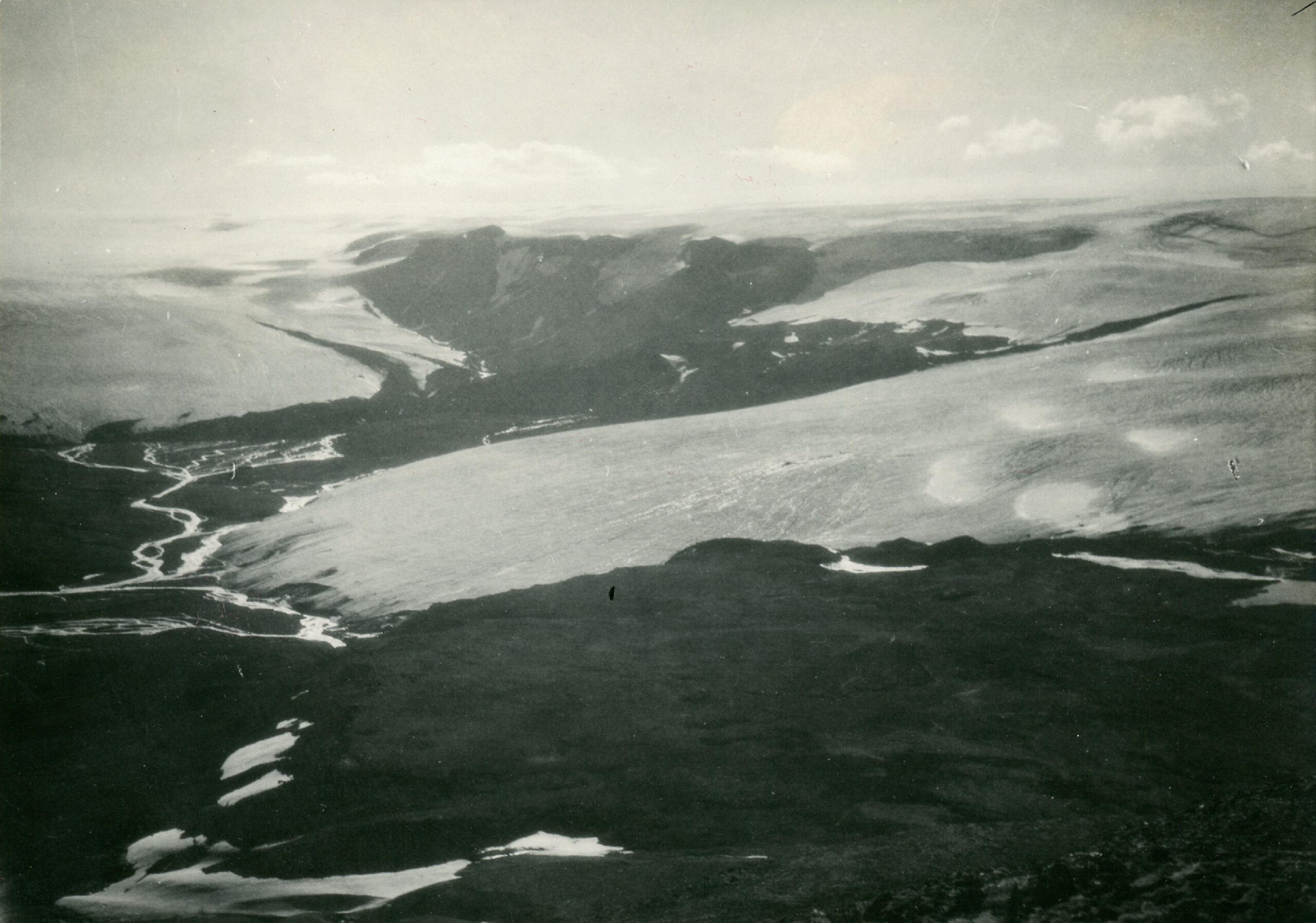 Leiðarjökull (links) en Þjófadalajökull in 1927-1929. Fotograaf: Hans Kuhn, collectie Nationaal Museum IJsland, Lpr/2003-576-21.