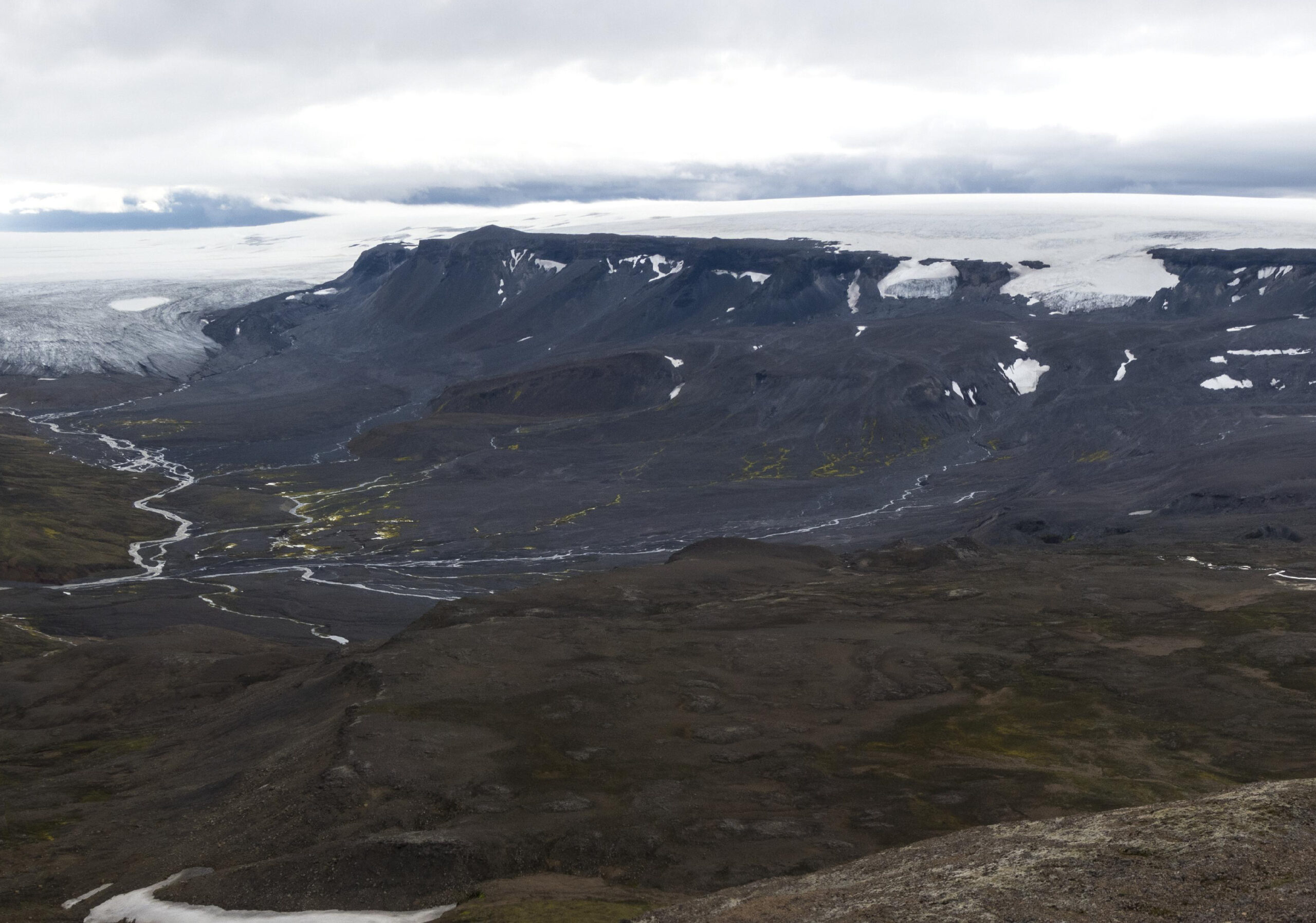 Leiðarjökull (links) en Þjófadalajökull in 2023.