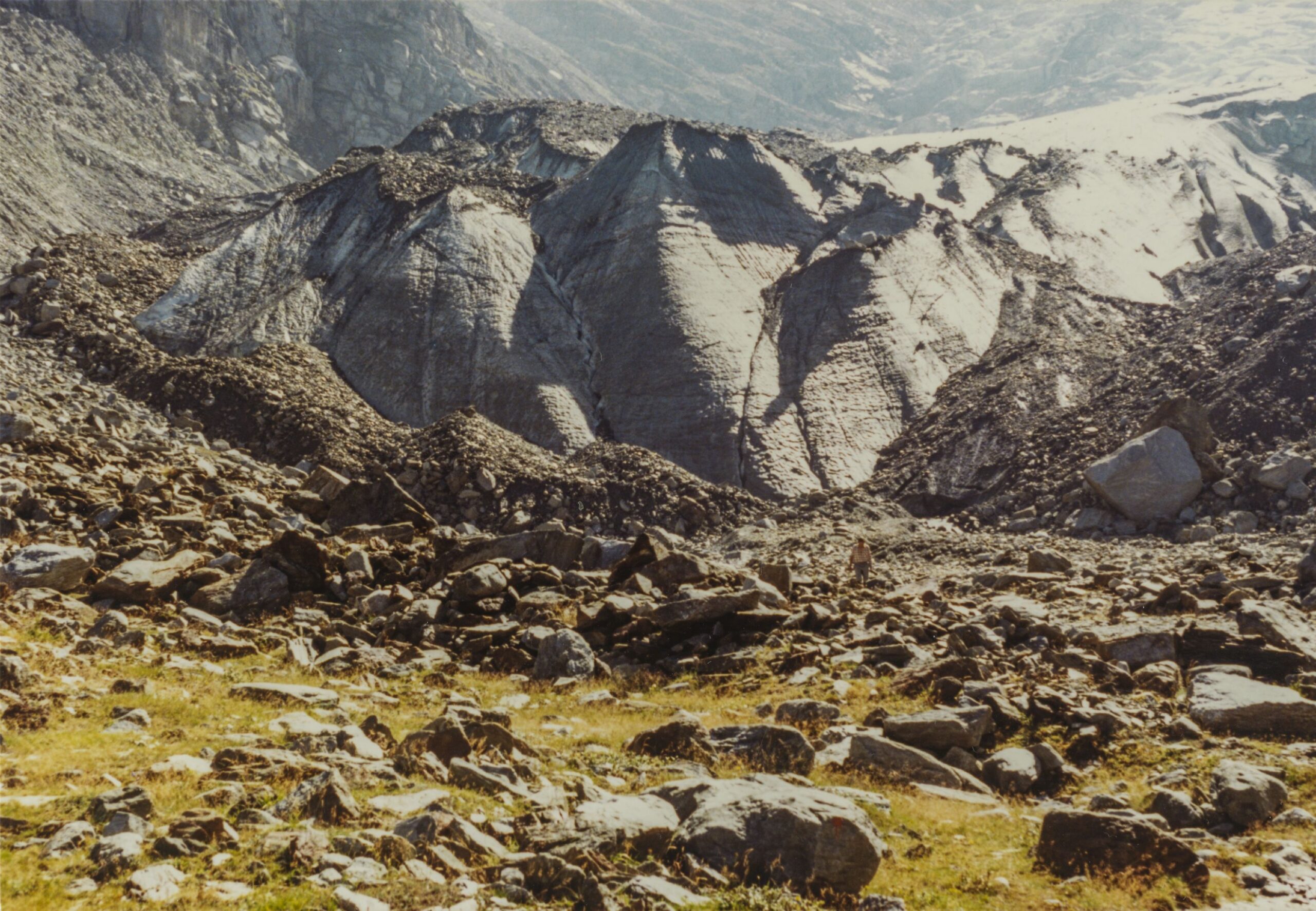 De Riedgletscher in 1987, toen hij een klein beetje groeide. Fotograaf: W. Schmid, collectie ETH Zürich foto Hs_1458-GK-B017-1987.