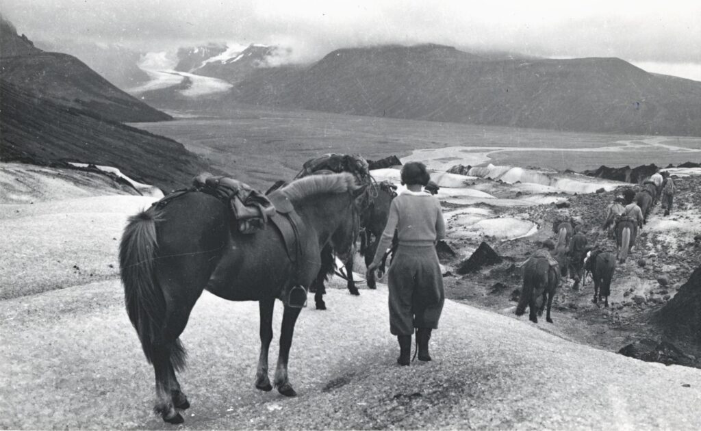 Met paarden over de Skeiðarárjökull,1937. Fotograaf: Ingólfur Ísólfsson, Jöklarannsóknafélag Íslands.