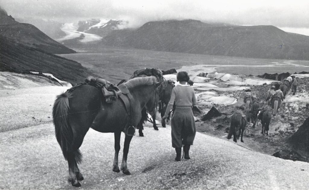 Crossing Skeiðarárjökull,1937. This way, people didn't have to cross Skeiðará river. Photographer: Ingólfur Ísólfsson, Jöklarannsóknafélag Íslands.