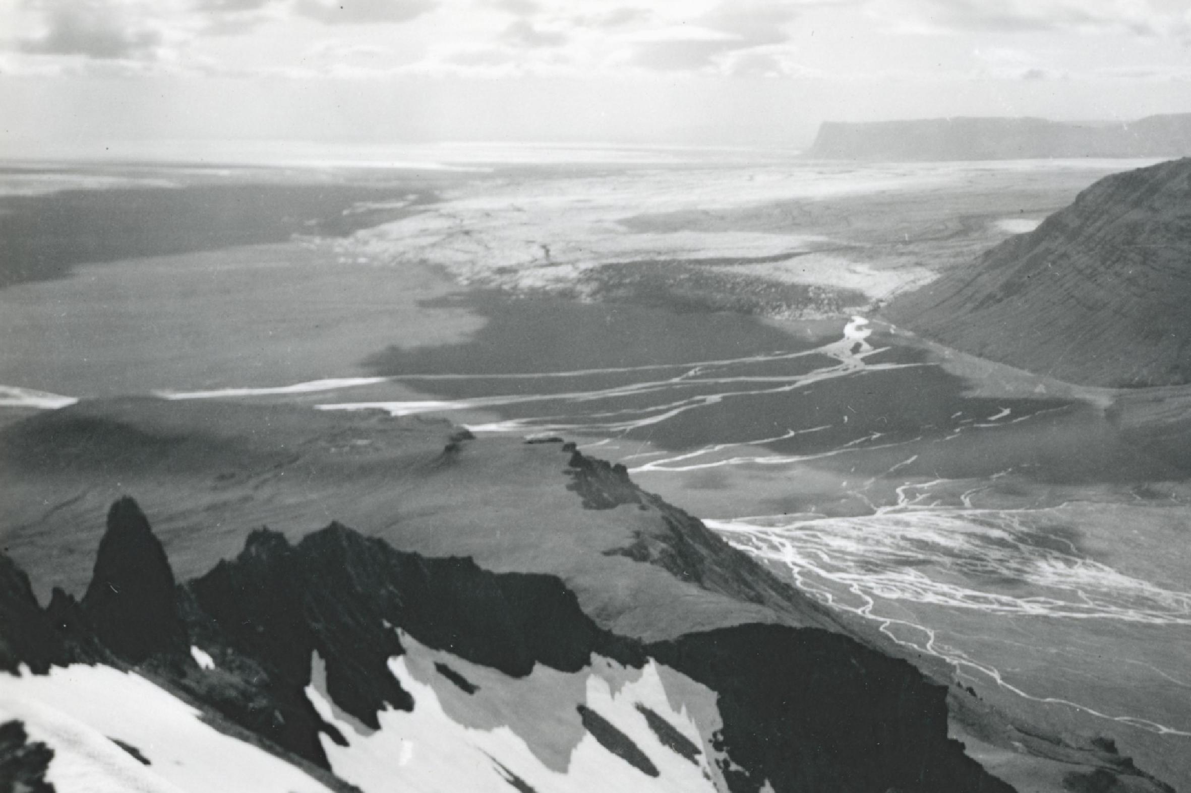 Skeiðarárjökull vanaf Kristinar 1942. Fotograaf: Ingólfur Ísólfsson, Jöklarannsóknafélag Íslands.