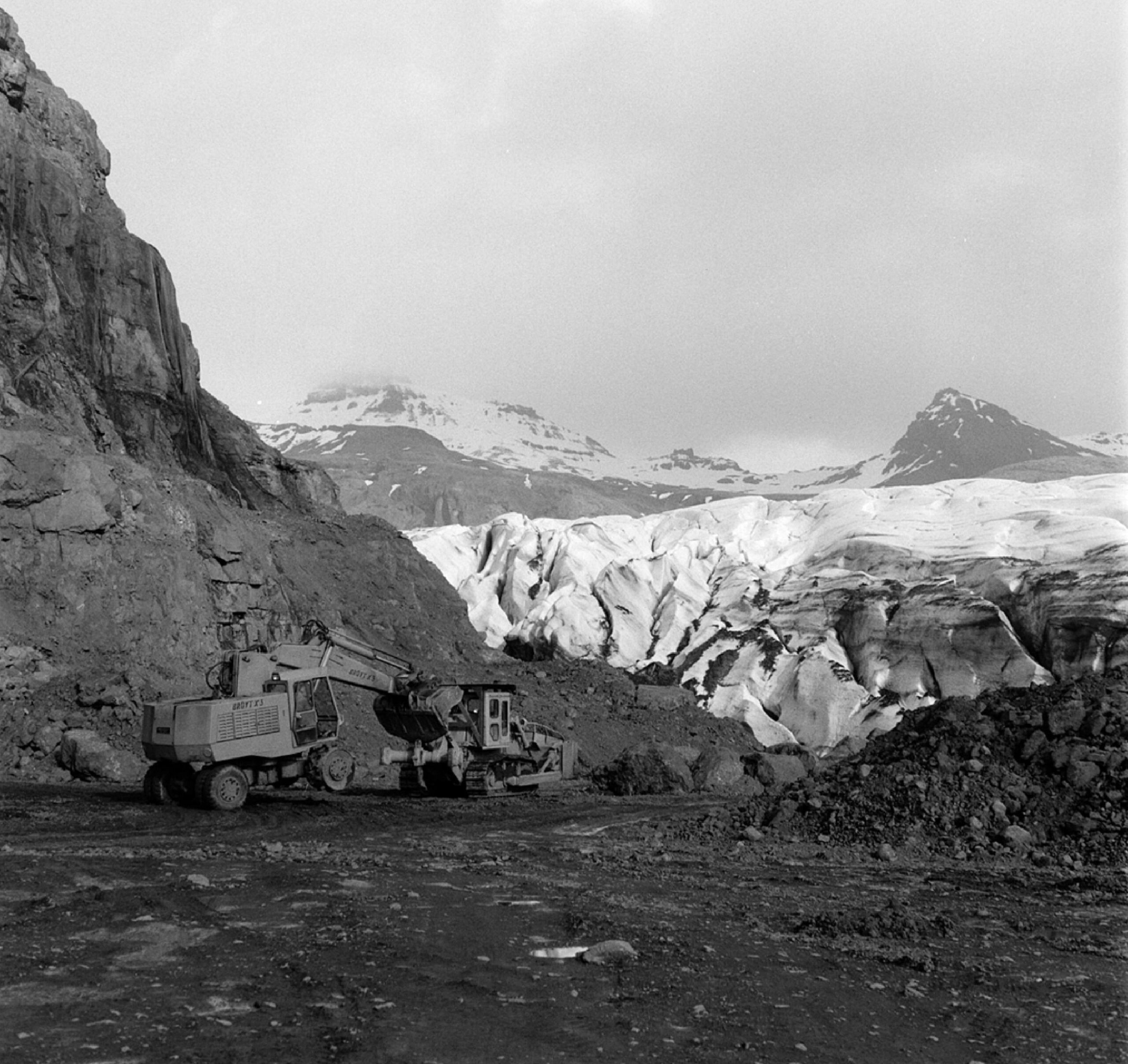 Westkant van de tong van Svínafellsjökull in 1974. Fotograaf: Thor Eyfeld Magnusson, Ljósmyndadeild Þjóðminjasafnsins.