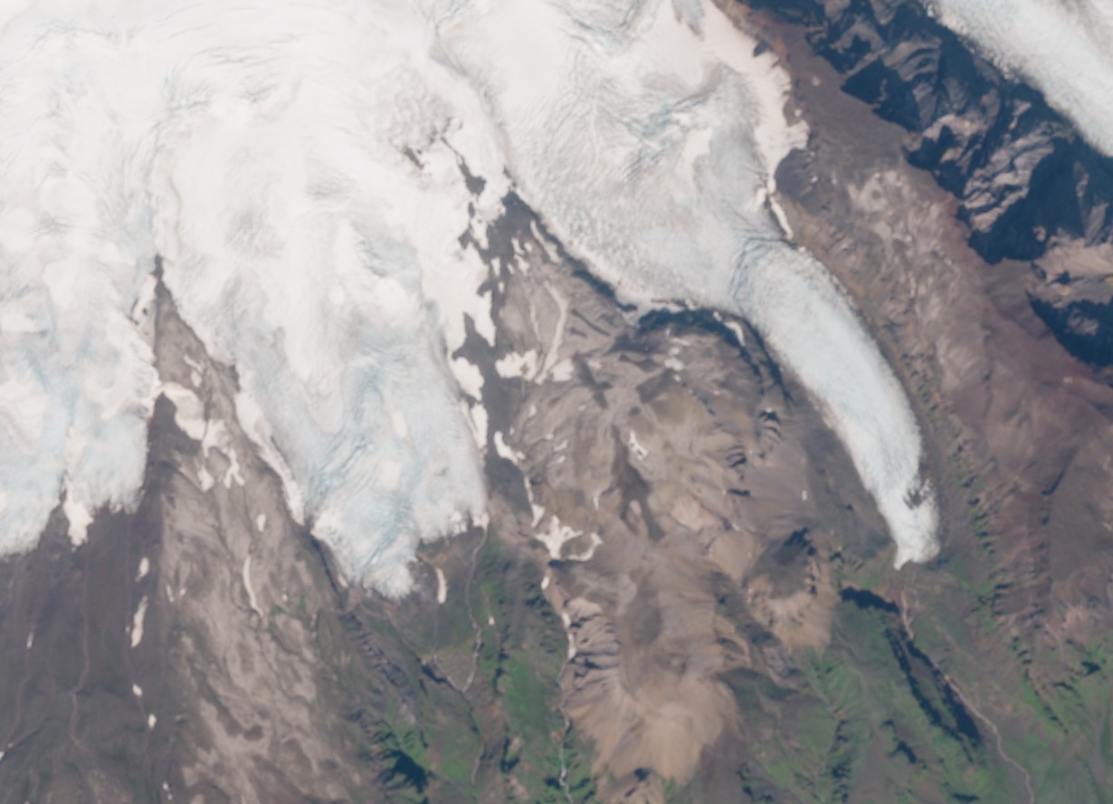 Stigárjökull in 2017 (links) en 2020. Aan de rechterkant ligt de Hólárjökull. Bron: sentinel-2 via copernicus.eu.
