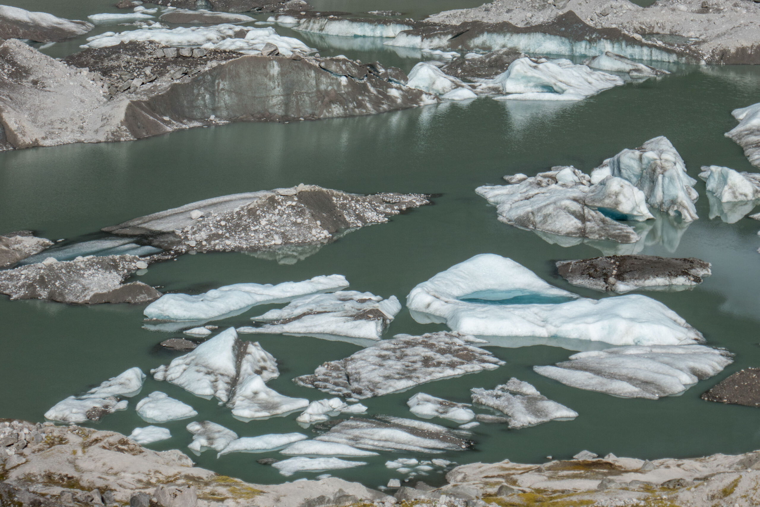 Afgebroken stukken van de Austerdalsbreen drijven in het meer, juli 2020.