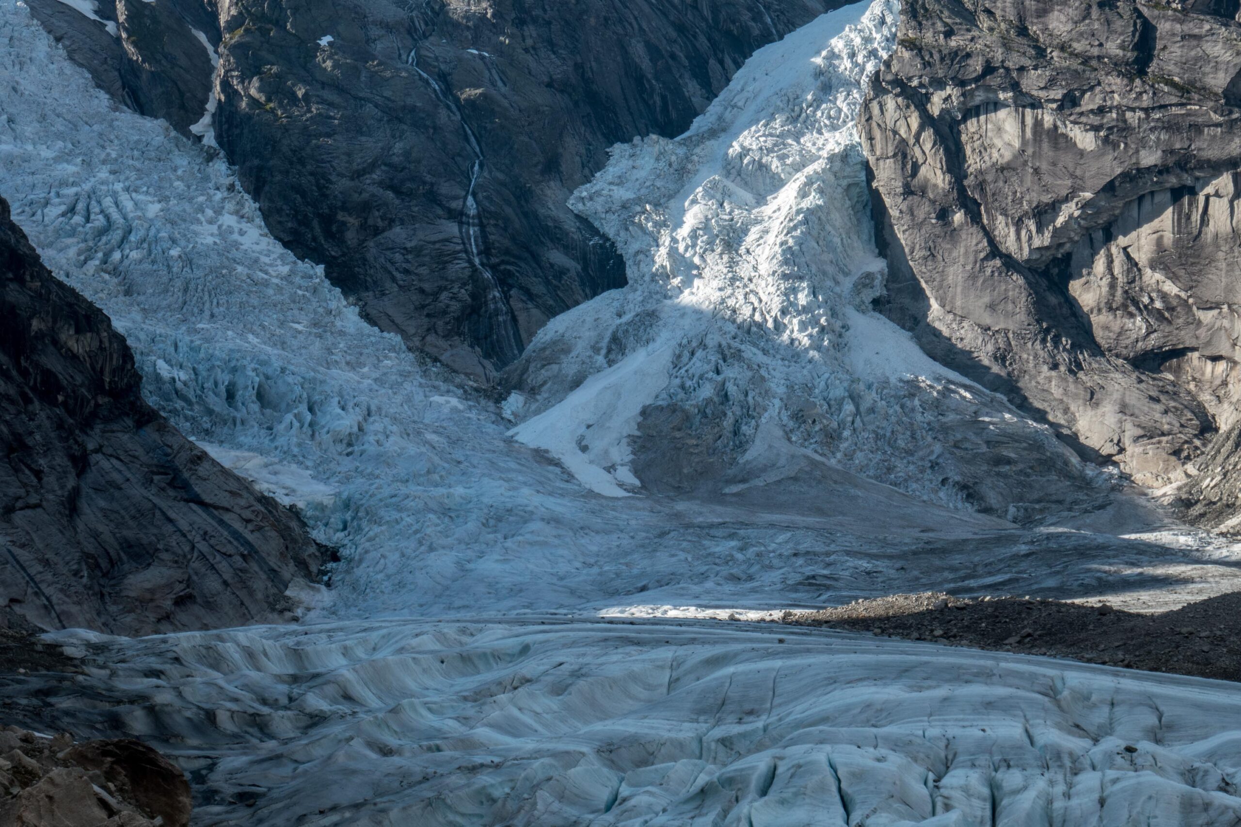 Onderaan de ijsvallen Odinsbreen (links) en Torsbreen, juli 2020.