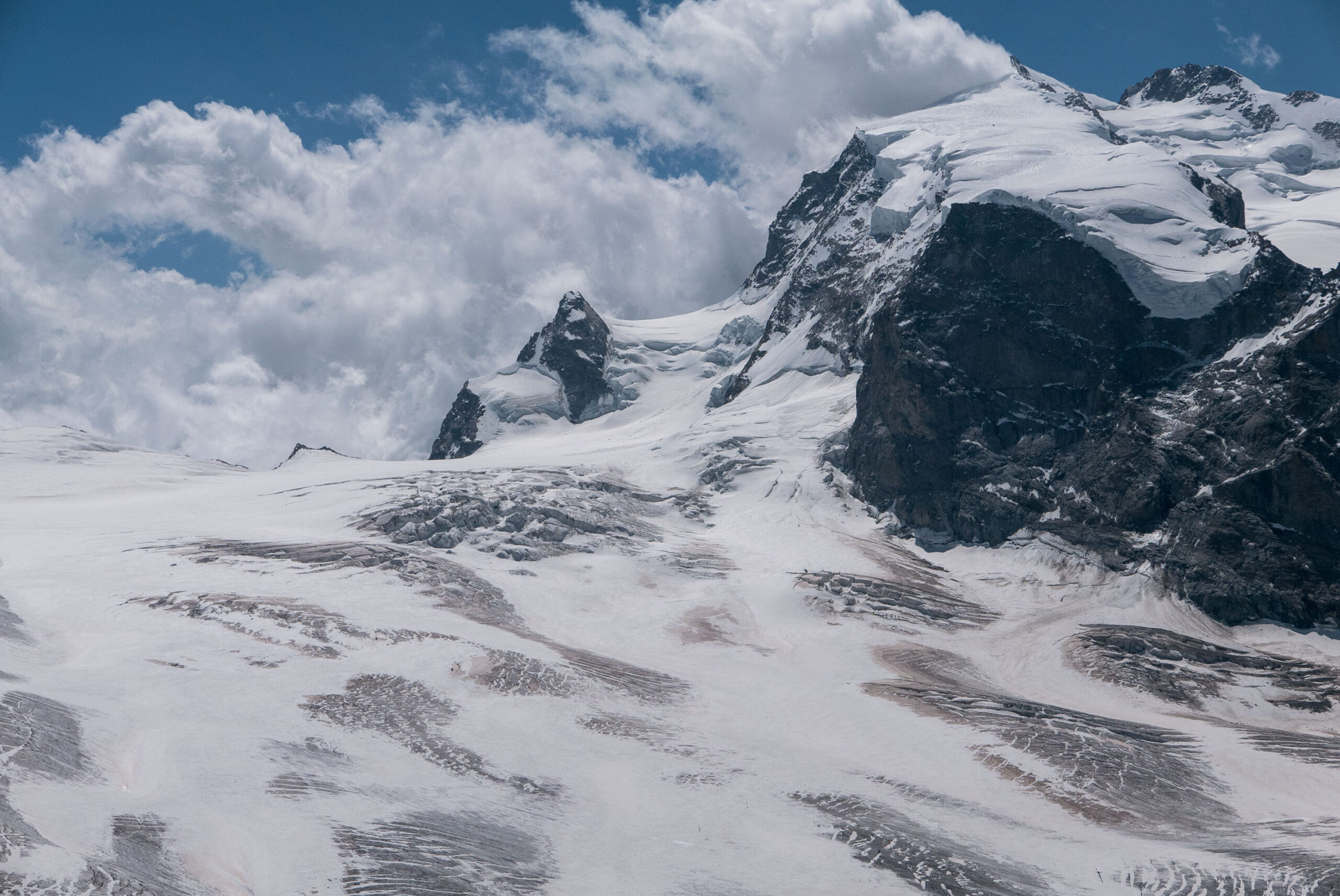 Hoger deel van de Gornergletscher naast de Monte Rosa, juni 2022.