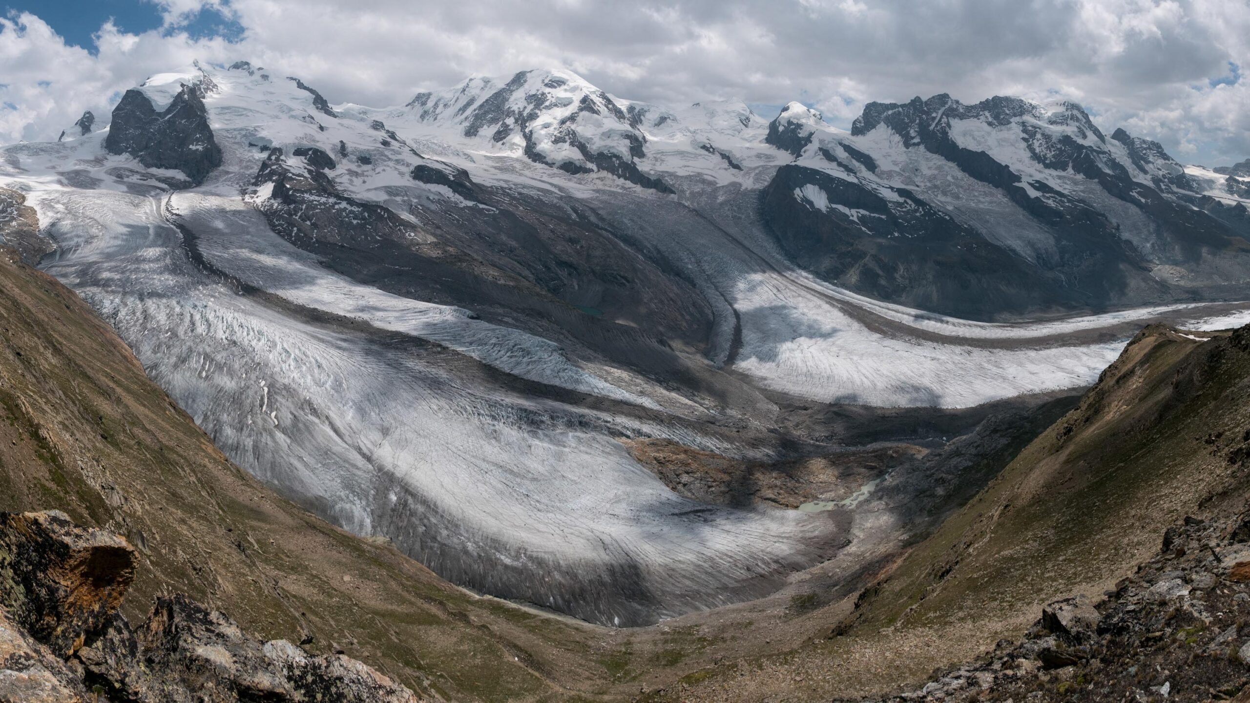 Gornergletscher (links) en Grenzgletscher (midden) vormen samen de Gornergletscher (rechts), juni 2022.