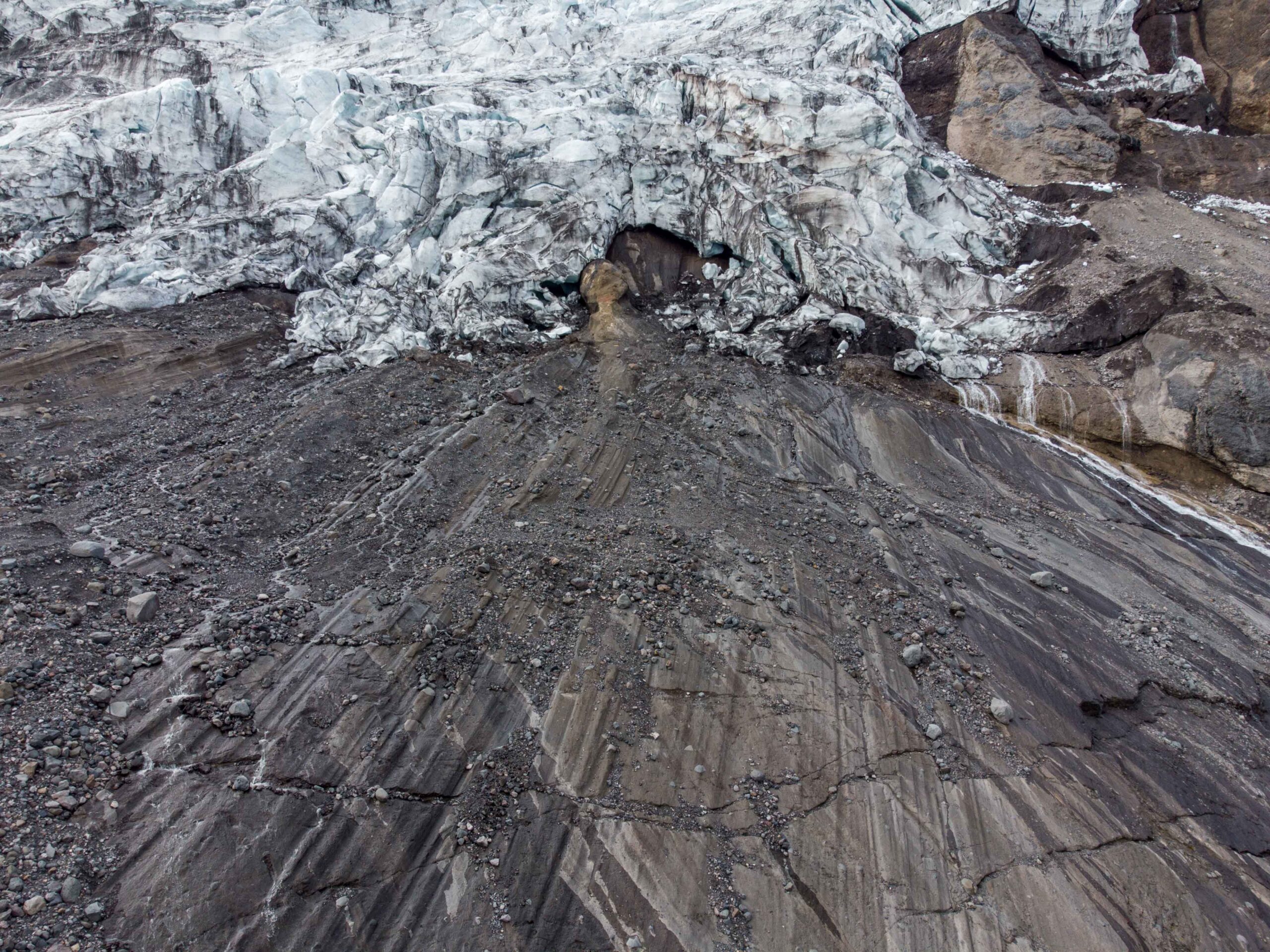 Gletsjerkrassen in het vaste gesteente, augustus 2023 (dronefoto).