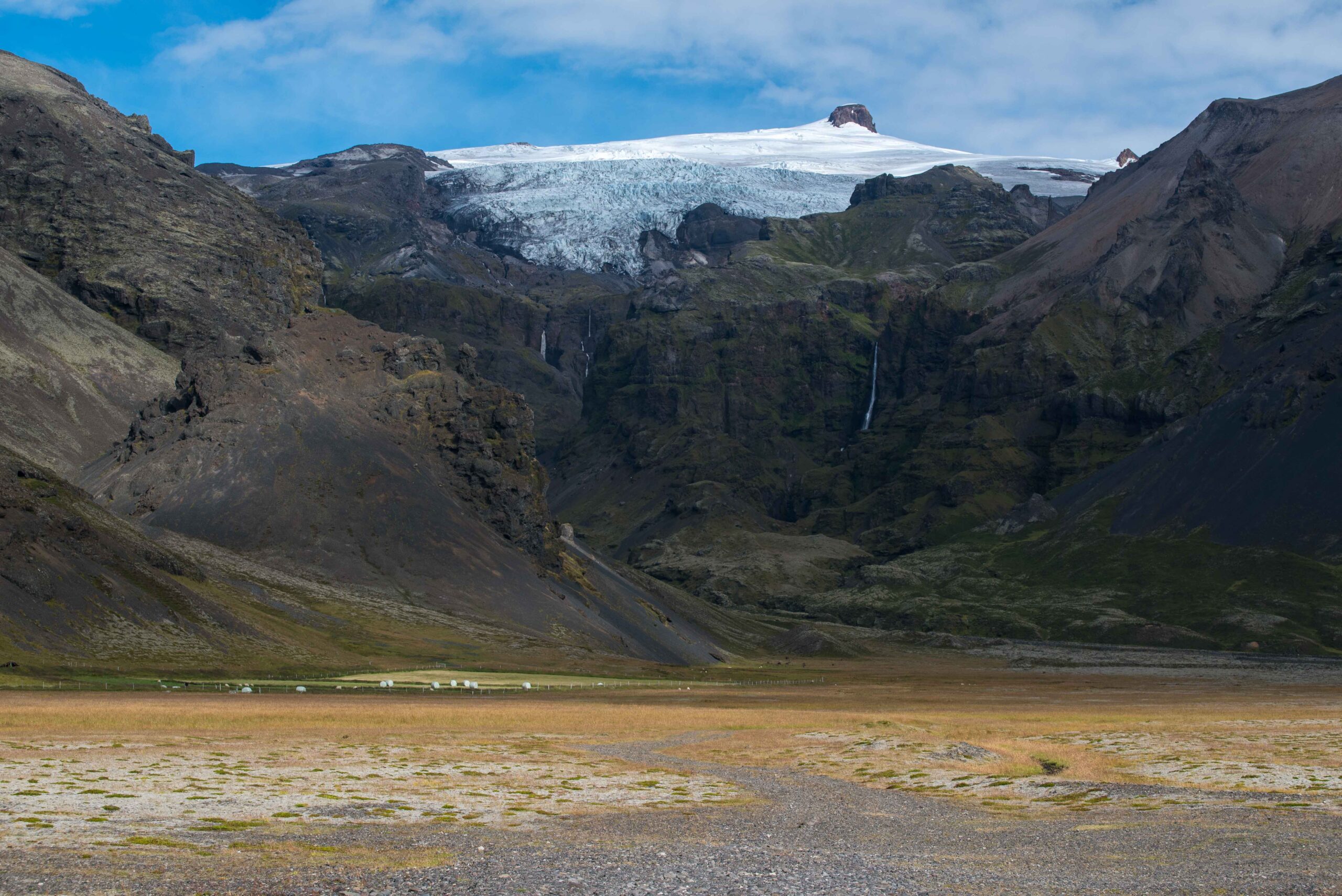 De Stigárjökull vanaf de zandvlakte, augustus 2023. Een eeuw geleden reikte de gletsjer tot beneden.