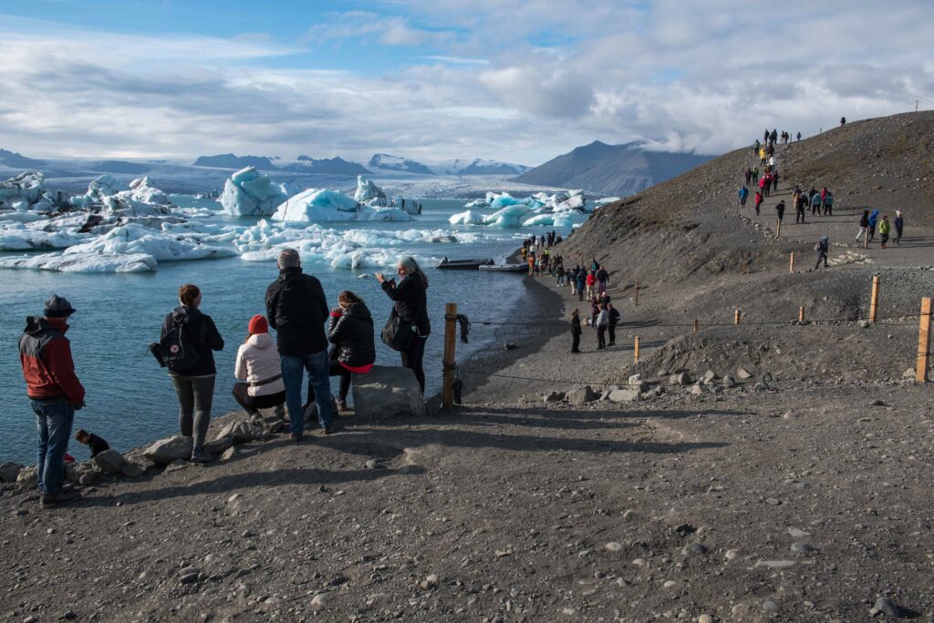 Het Nationale Park trekt veel toeristen, zoals de ijsbergen van Jökulsárlón.