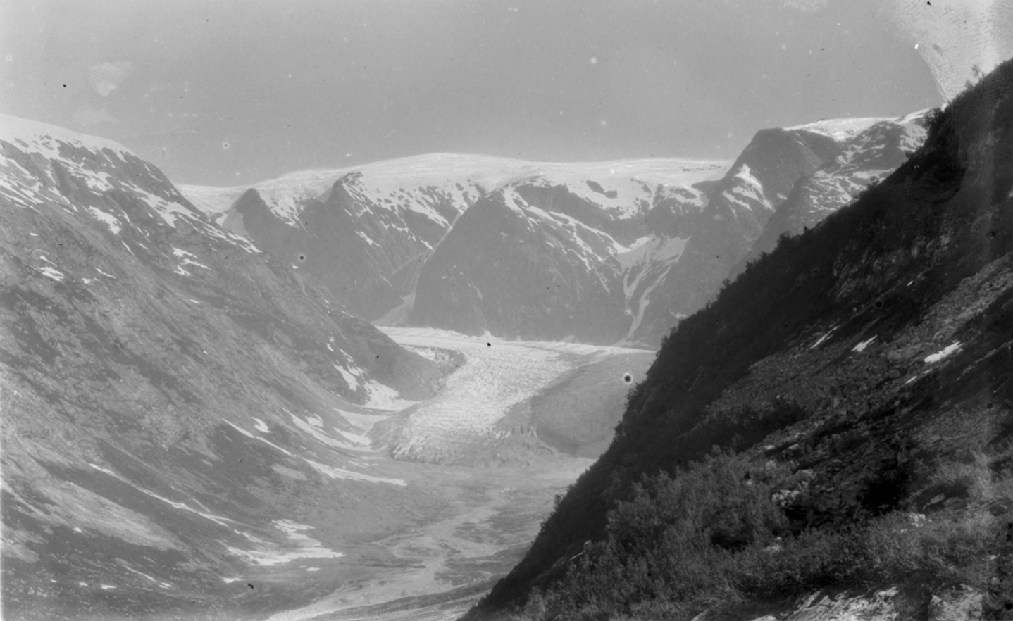 Austerdalsbreen in 1896. Fotograaf: Howard Priestman, collectie Norsk fjellmuseum foto NFJ-00492.