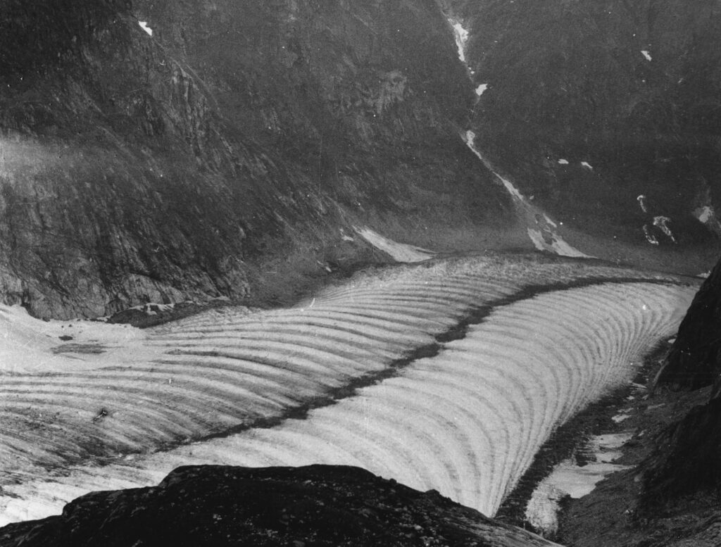 De Austerdalsbreen met duidelijke ogieven in 1947, gezien vanaf Kvitesteinsvarden. Fotograaf: Paul Andres Røstad, collectie Norsk Teknisk Museum, DEX PR 025449.