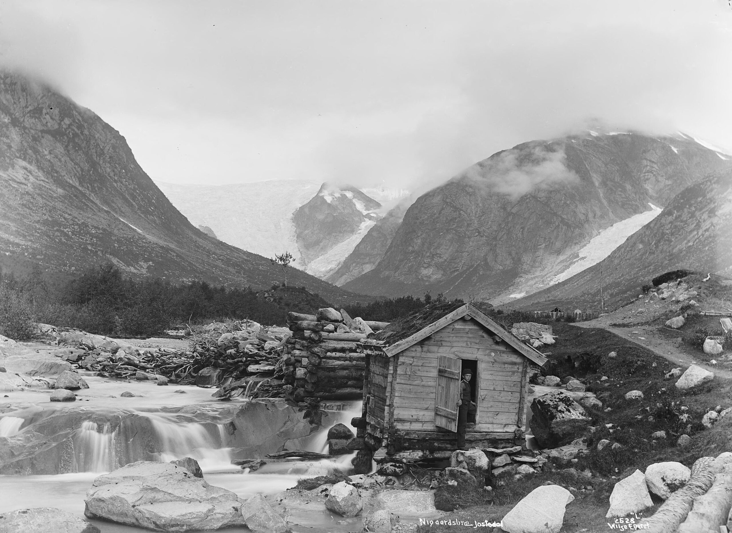 Foto van het Krundalen in 1880-1890 door Axel lindahl met rechts de Tuftebreen. Collectie Nationale bibliotheek Noorwegen foto 02528.