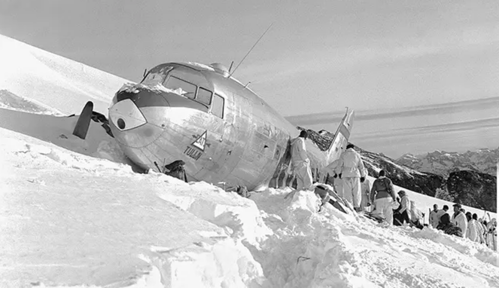 Crashed Dakota at Gauligletscher in 1946.