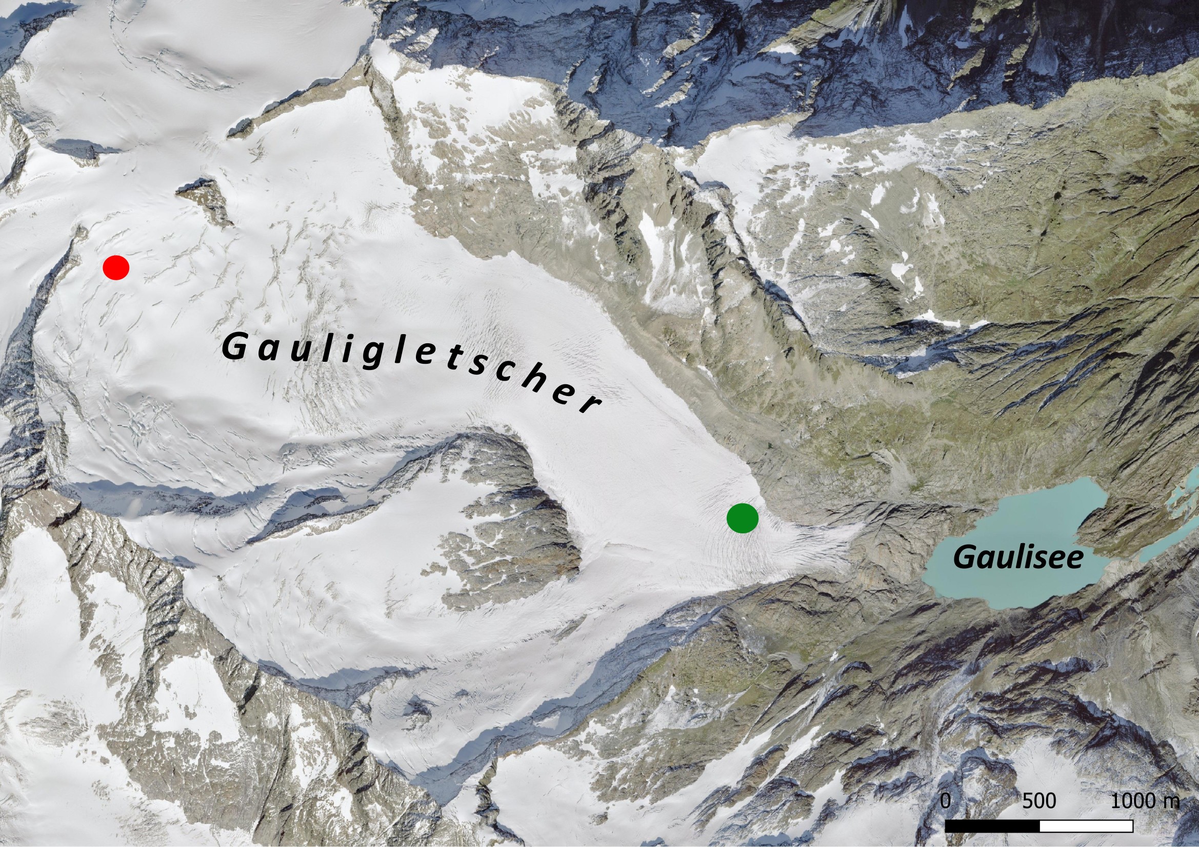 Luchtfoto van de Gauligletscher in 2021. De rode stip markeert de plek waar het vliegtuig is neergestort, de groene waar de brokstukken in 2012-2018 zijn gevonden.