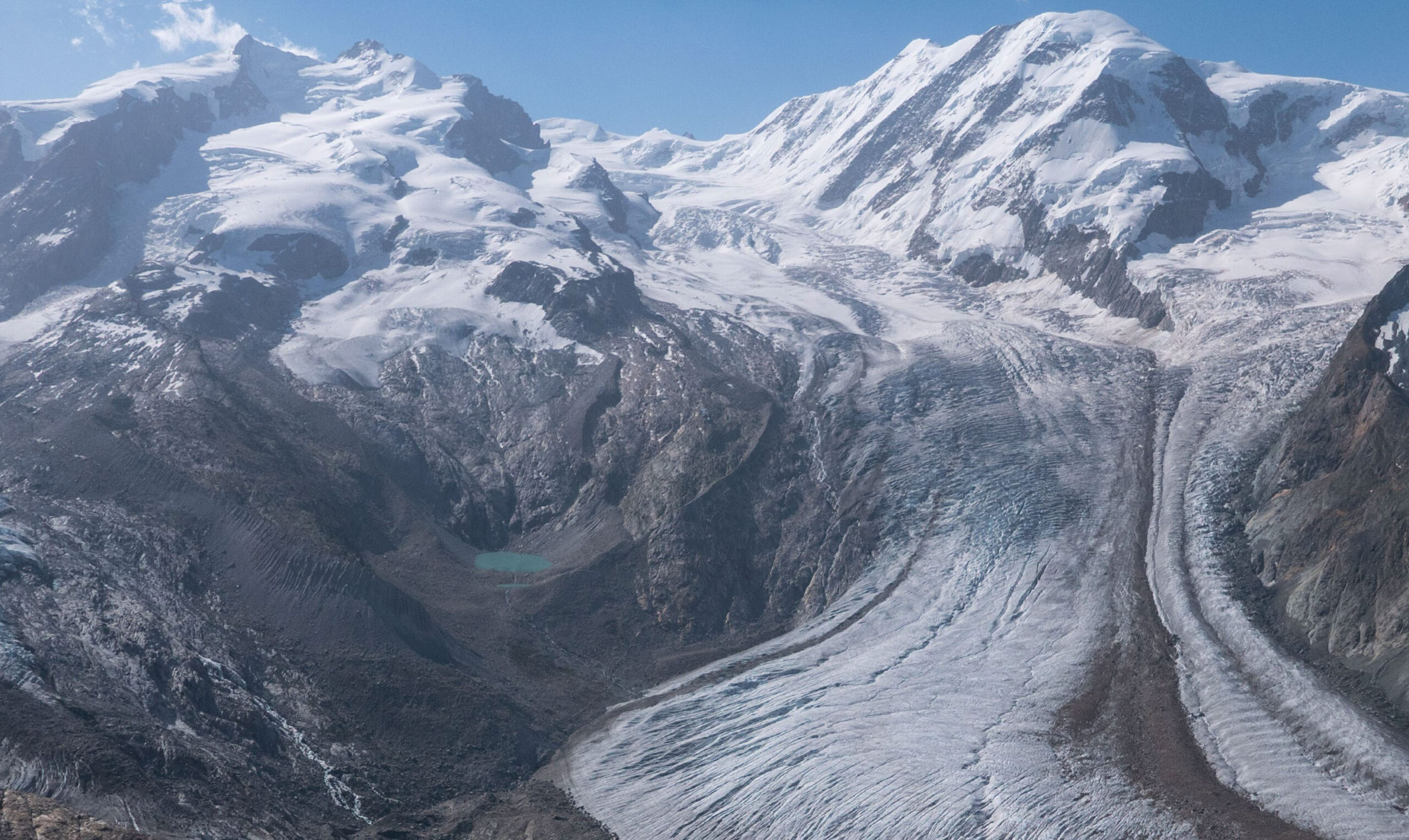 De Gornergletscher in ca. 1920 (links) en 2022. Bron 1920: Bibliotheek ETH Zürich, foto PK_018095.