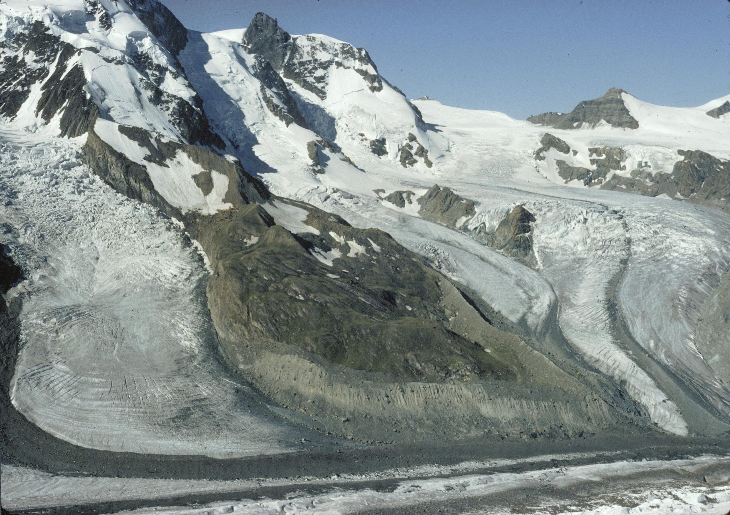 De Breithorngletscher en Unterer Theodulgletscher in 1979 (links) en 2022. Ze reiken niet meer tot aan de Gornergletscher. Bron 1979: Bibliotheek ETH Zürich, Dia_385-12489.