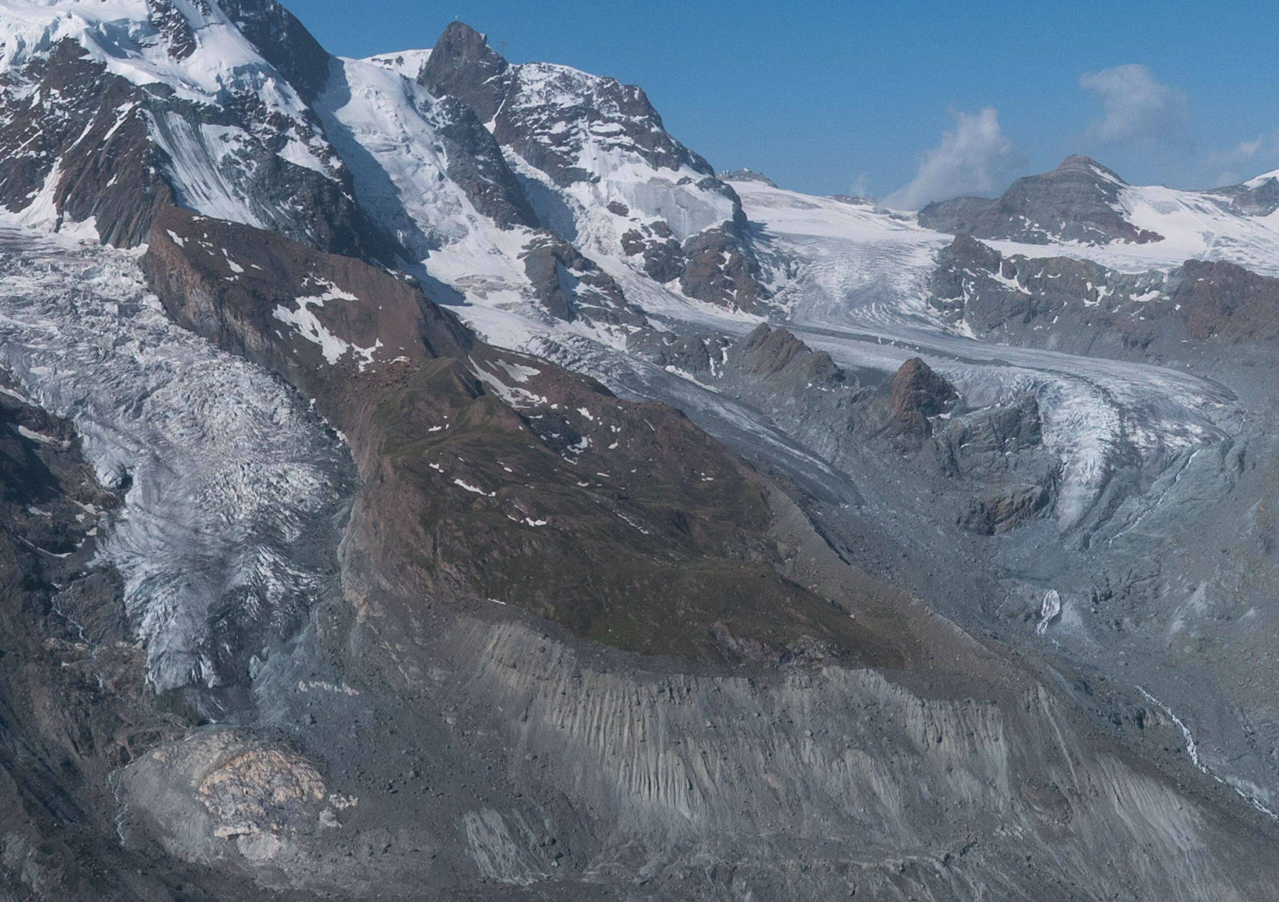 De Breithorngletscher en Unterer Theodulgletscher in 1979 (links) en 2022. Ze reiken niet meer tot aan de Gornergletscher. Bron 1979: Bibliotheek ETH Zürich, Dia_385-12489.