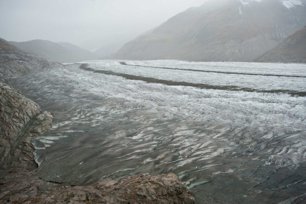 De Grosser Aletschgletscher stroomt langs Märjela.