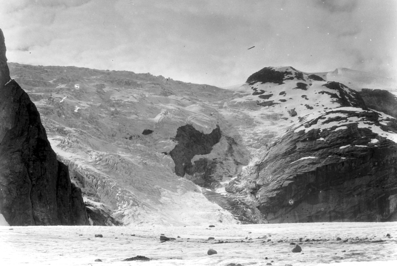 De Lokebreen in 1896, toen deze ijsval nog de Austerdalsbreen bereikte. Fotograaf: Howard Priestman, collectie Norsk Fjellmuseum NFJ-00491.01.