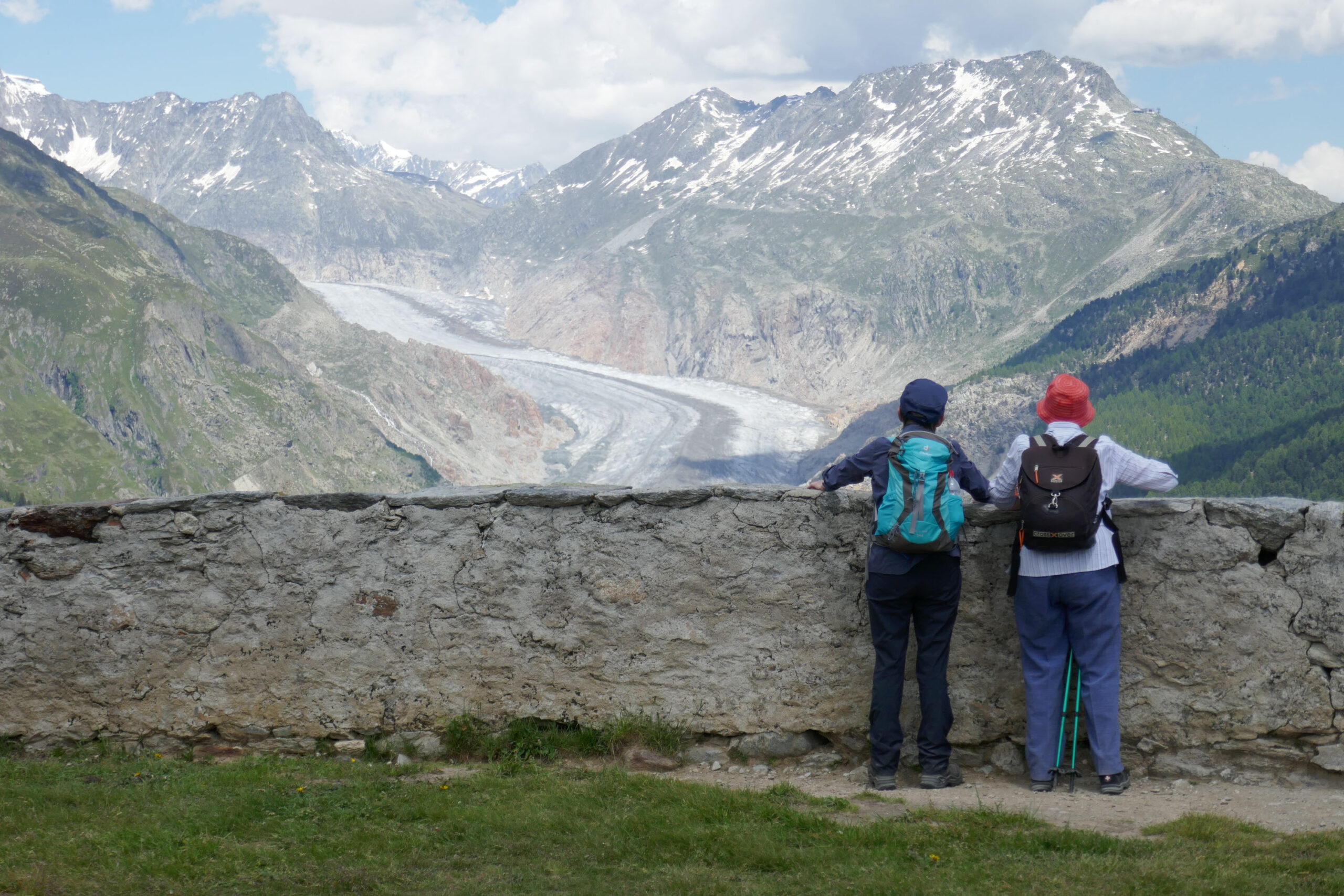 Toeristen kijken naar de verdwijnende Grosser Aletschgletscher.