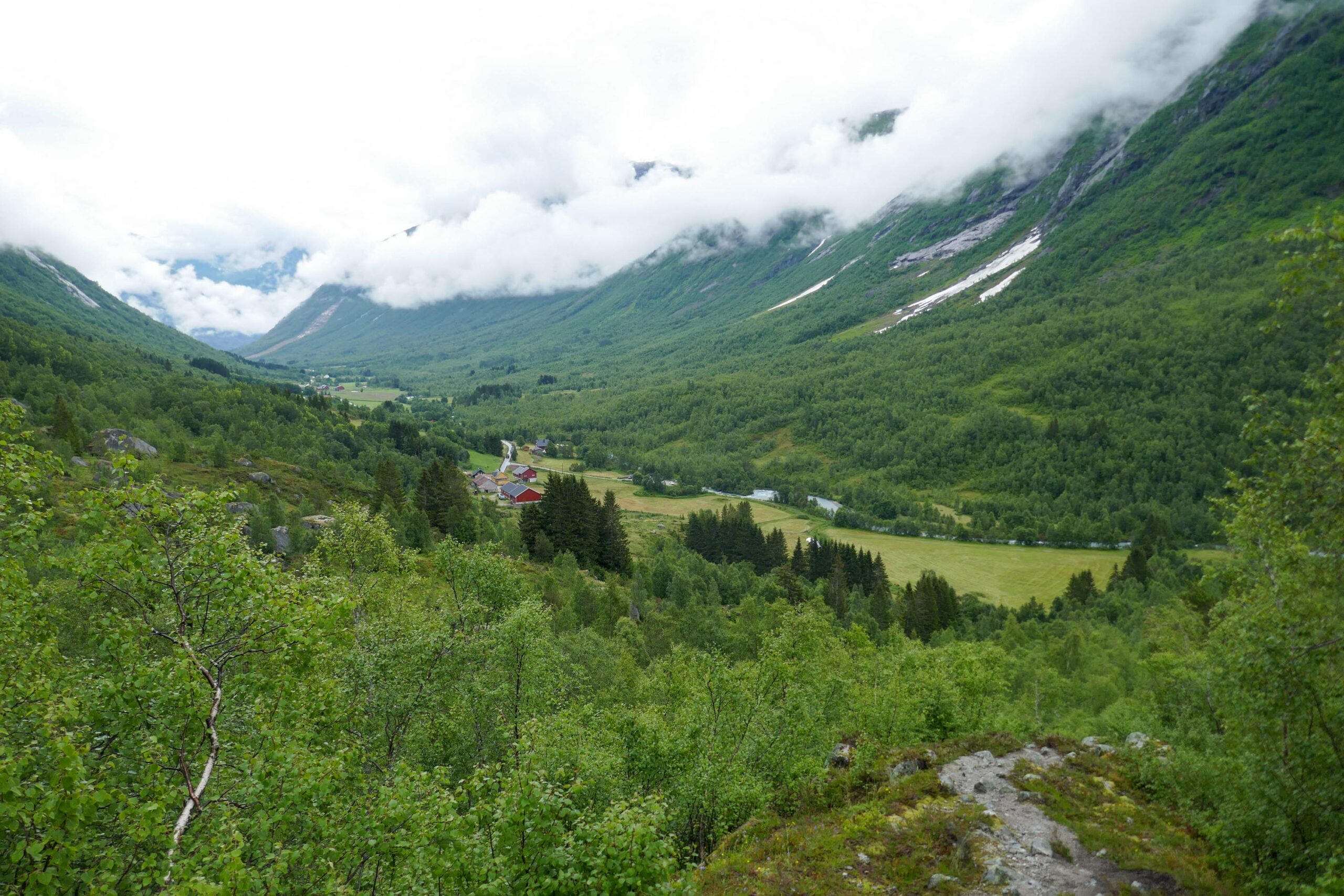 Uitzicht vanaf de zijmorene op het Krundalen en de boerderij Bergset, augustus 2020.