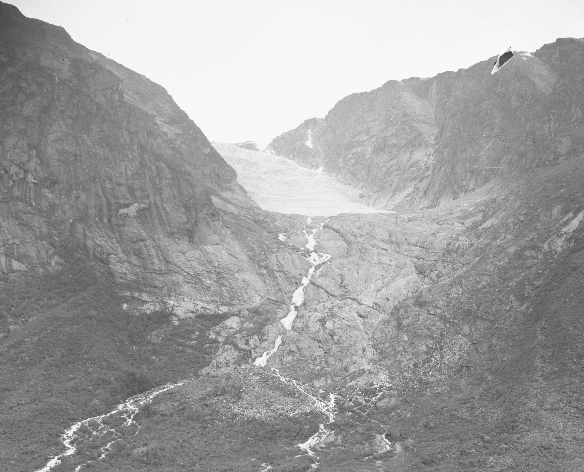 Tuftebreen in 1959. Fotograaf: Olaf Liestol, NVE Beeldbank.