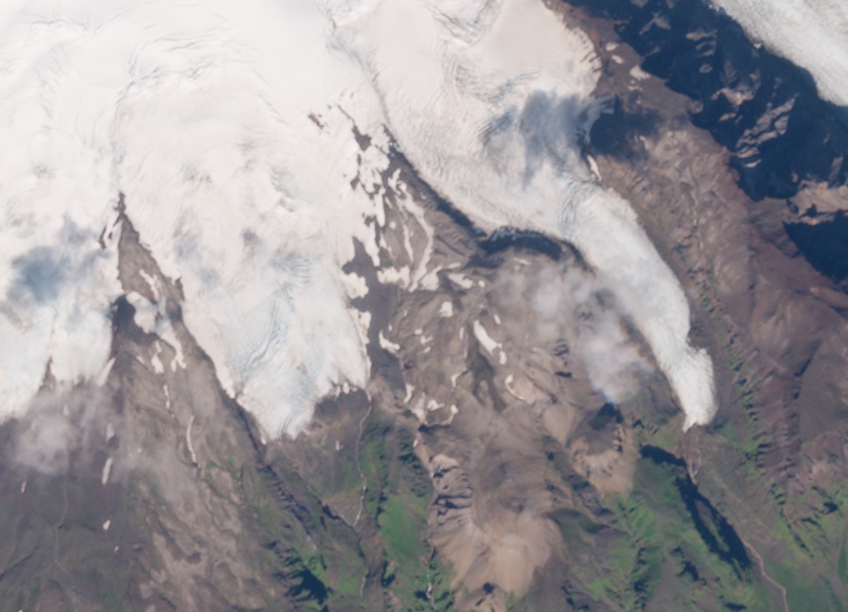 Stigárjökull in 2017 (links) en 2020. Aan de rechterkant ligt de Hólárjökull. Bron: sentinel-2 via copernicus.eu.